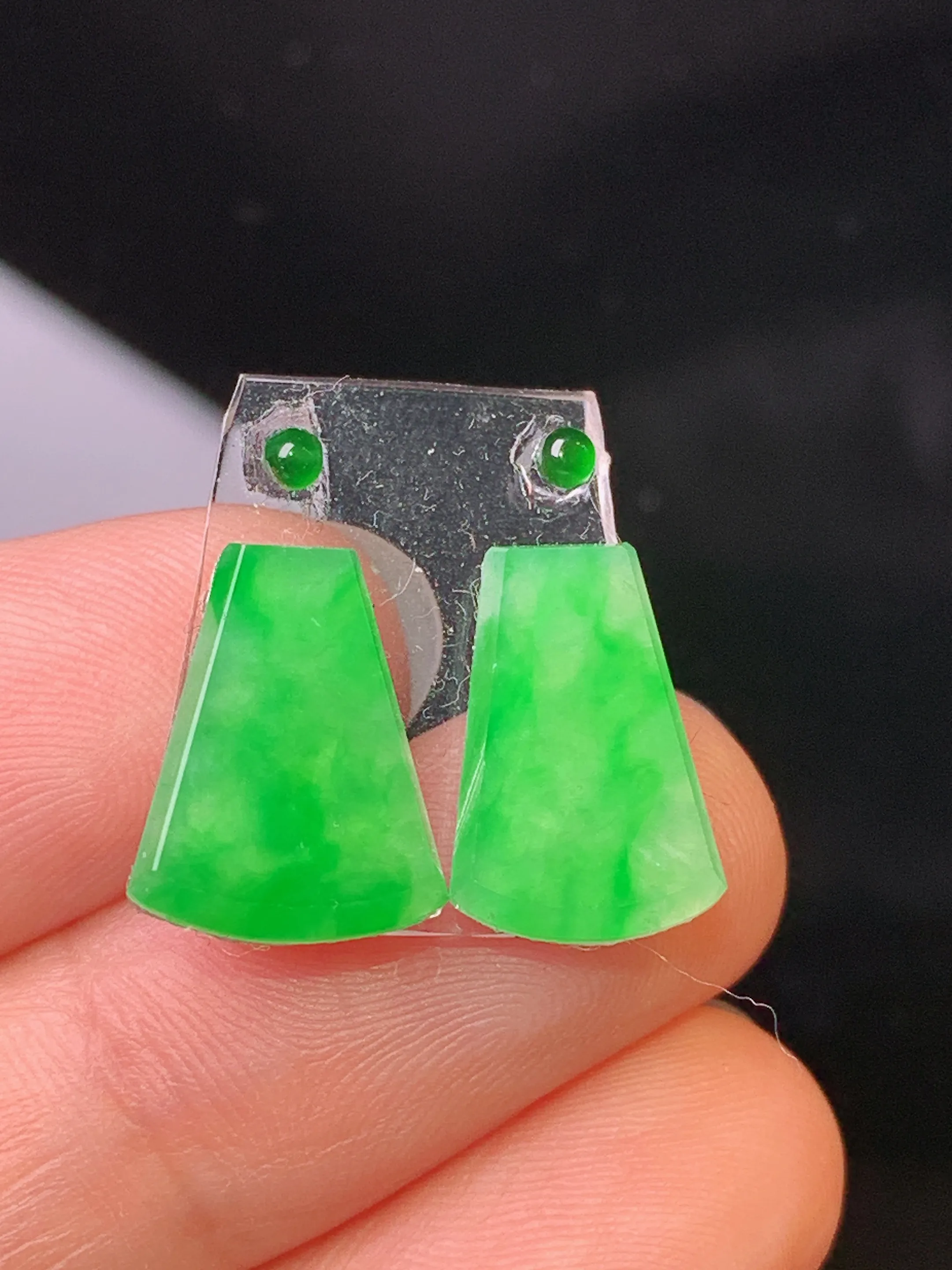 镶嵌款 翠绿无事牌一对 玉质细腻 色泽清新艳丽 整体尺寸13.3*10.2*2