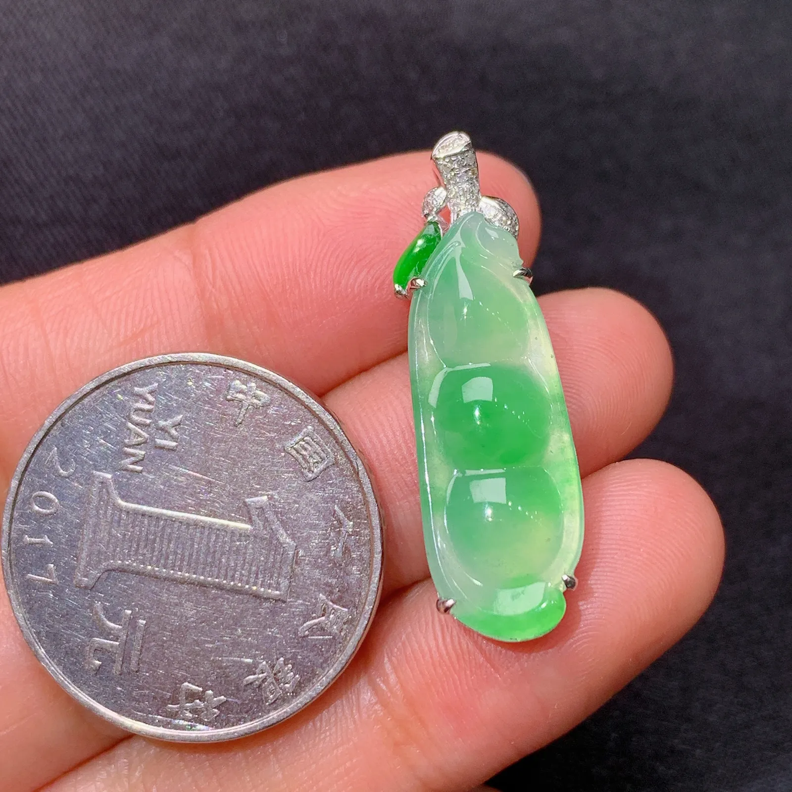 冰飘绿福豆吊坠，18k金镶嵌，冰润色阳，玉质细腻，种水足，Yt 尺寸31.5*9.7*5.3