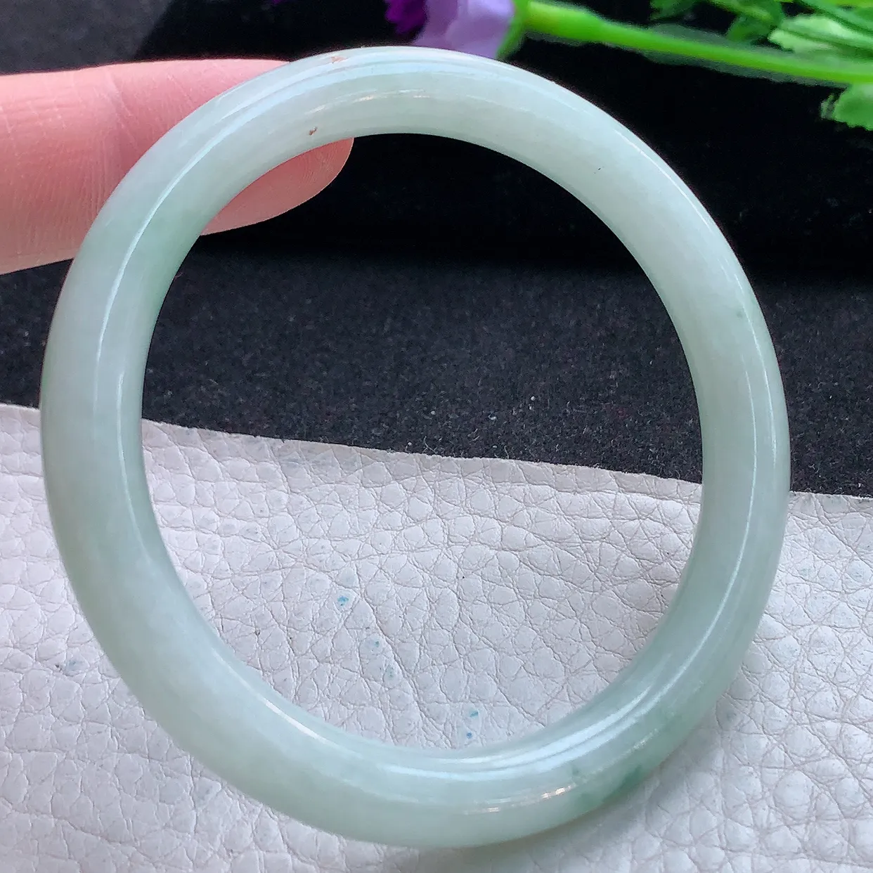 nr自然光55.5*8.6*8美人镯 天然翡翠A货玉手镯飘花秀气圆条玉手环 叮当镯