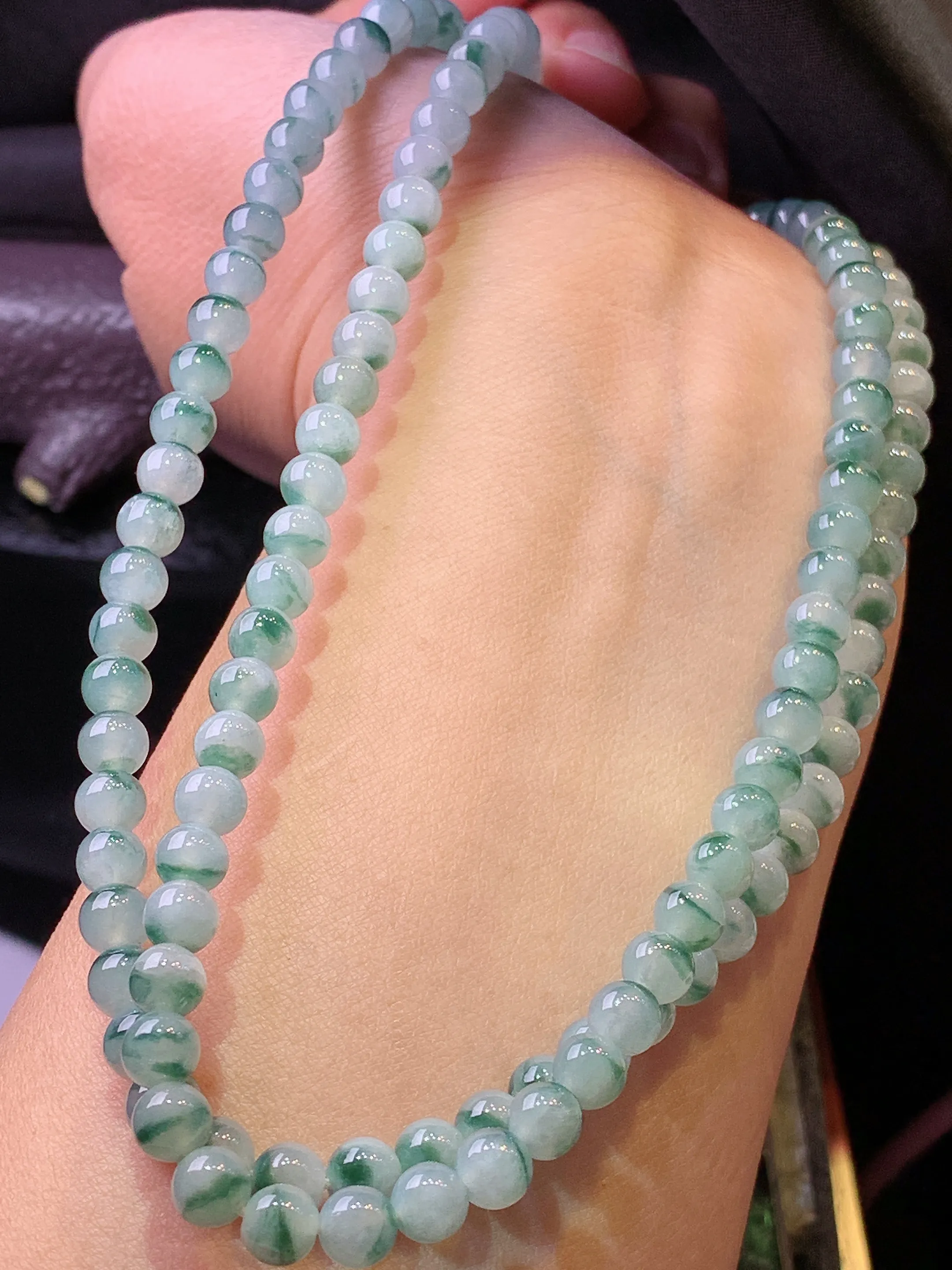 飘花圆珠项链 玉质细腻 色泽清新艳丽 整体尺寸5.5