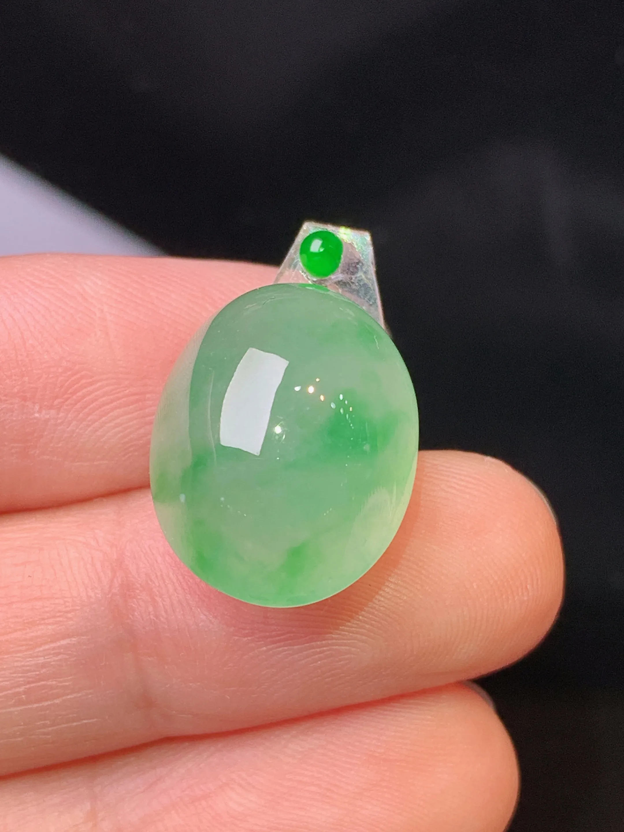 镶嵌款 飘绿蛋面吊坠 玉质细腻 色泽清新艳丽 整体尺寸18.3*13.7*11.5