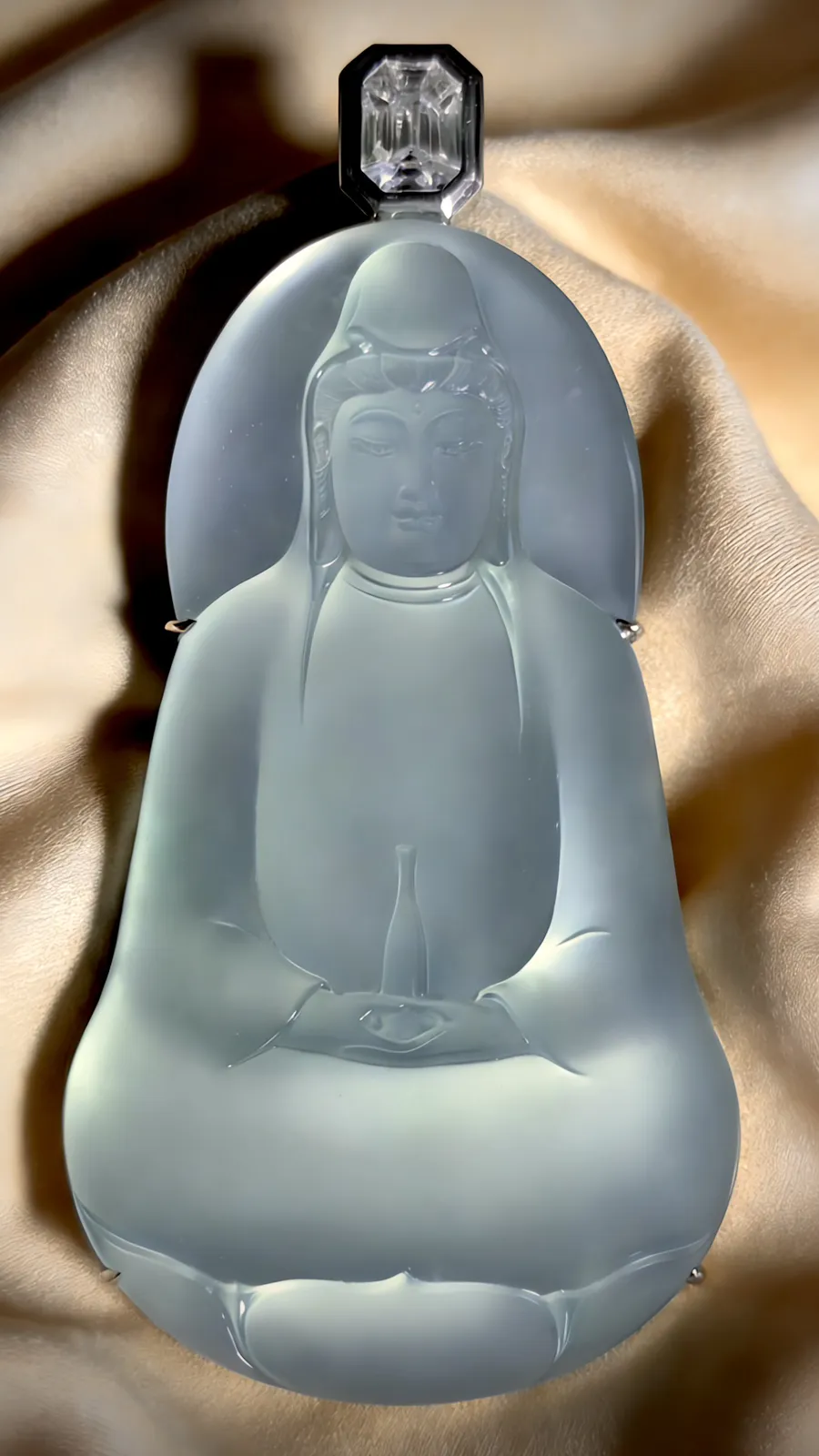 【观自在】，净瓶观音，山海玉雕艺术作品，
裸石75-44-6mm，整体87-44.5-12mm，
1