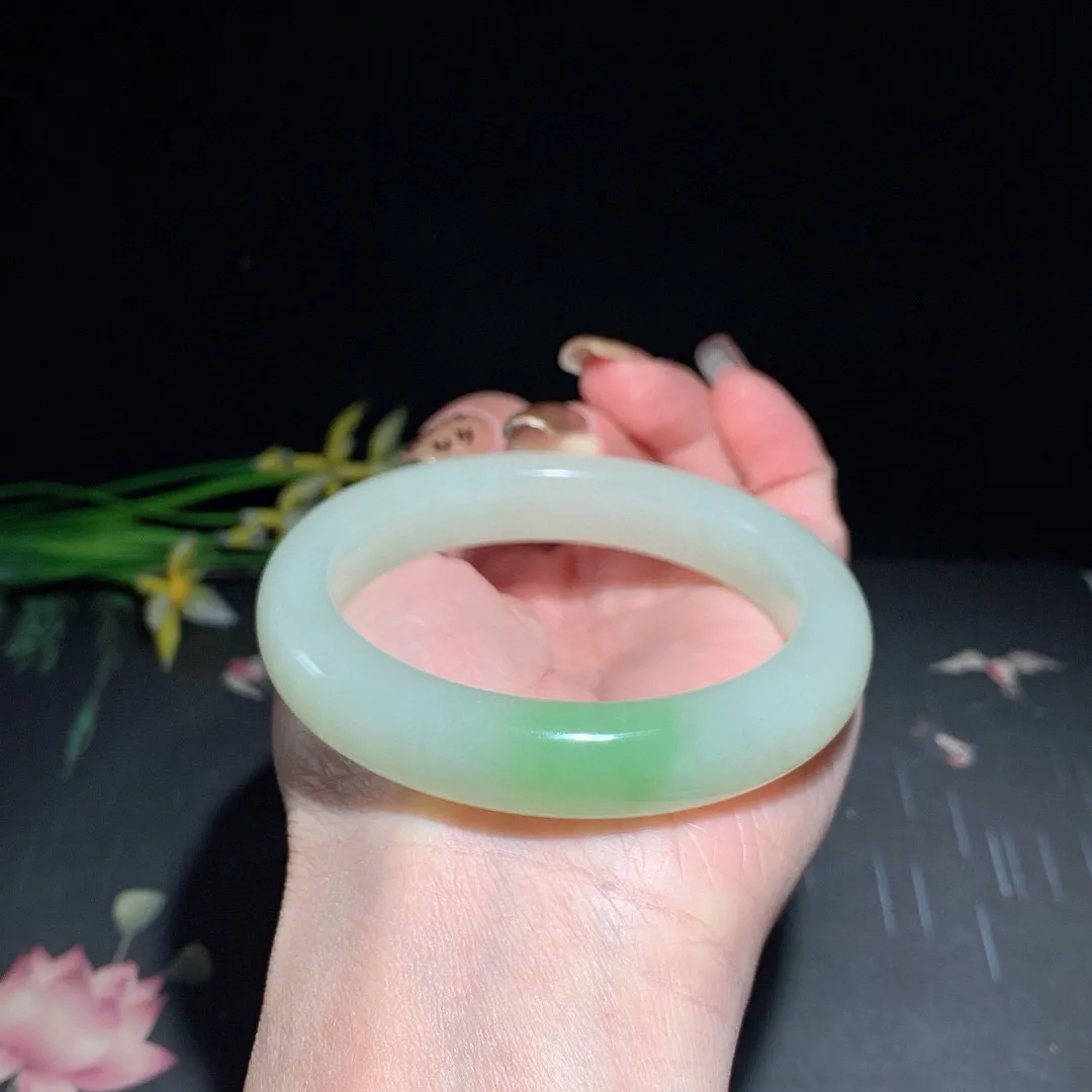 和田玉55圈口翠青手镯！玉质细腻油润 底色纯净 无裂无黑 脂粉好，品质高