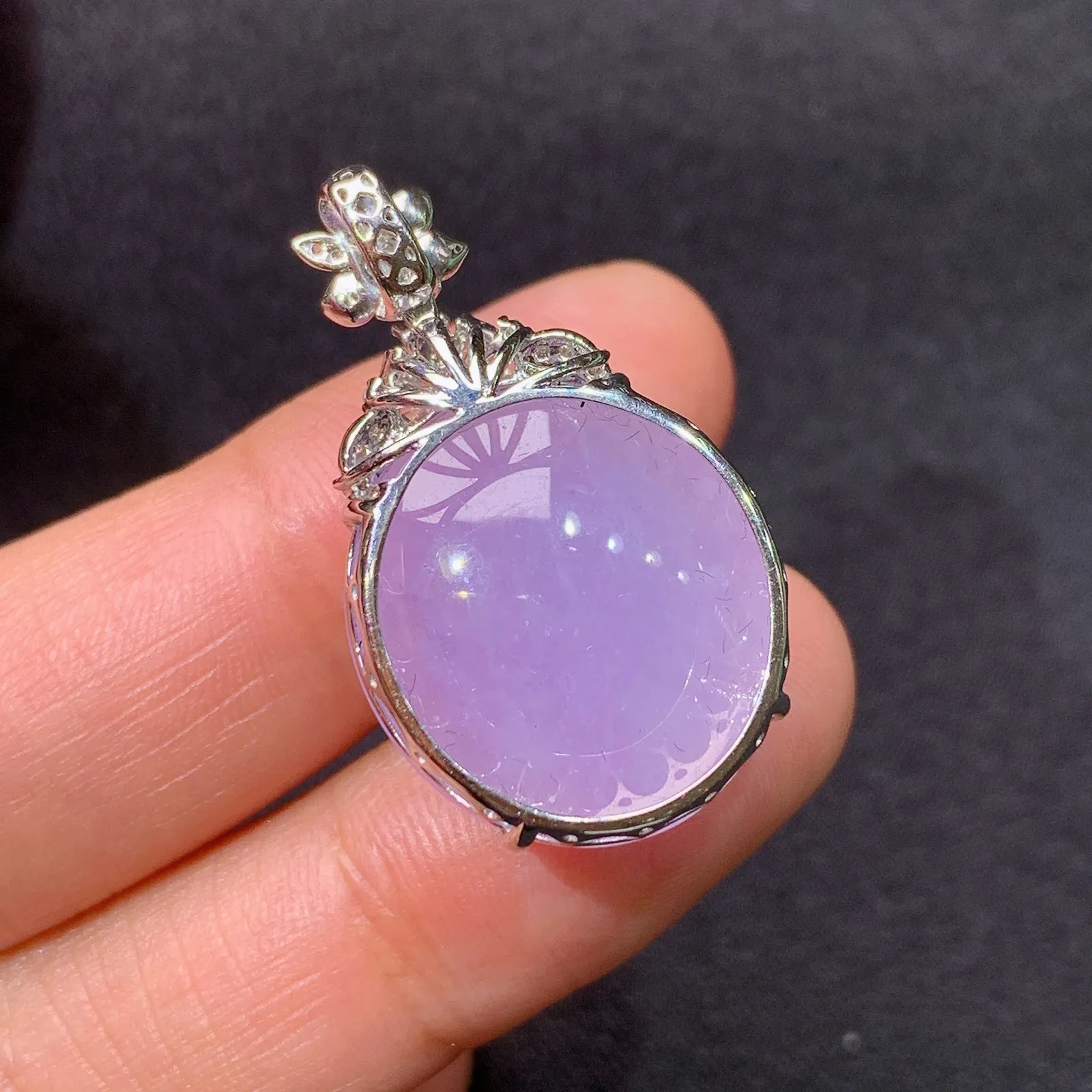 紫罗兰蛋面吊坠，18k金镶嵌，温润细腻，颜色鲜艳，Xyg 尺寸29.9*17.2*10.7