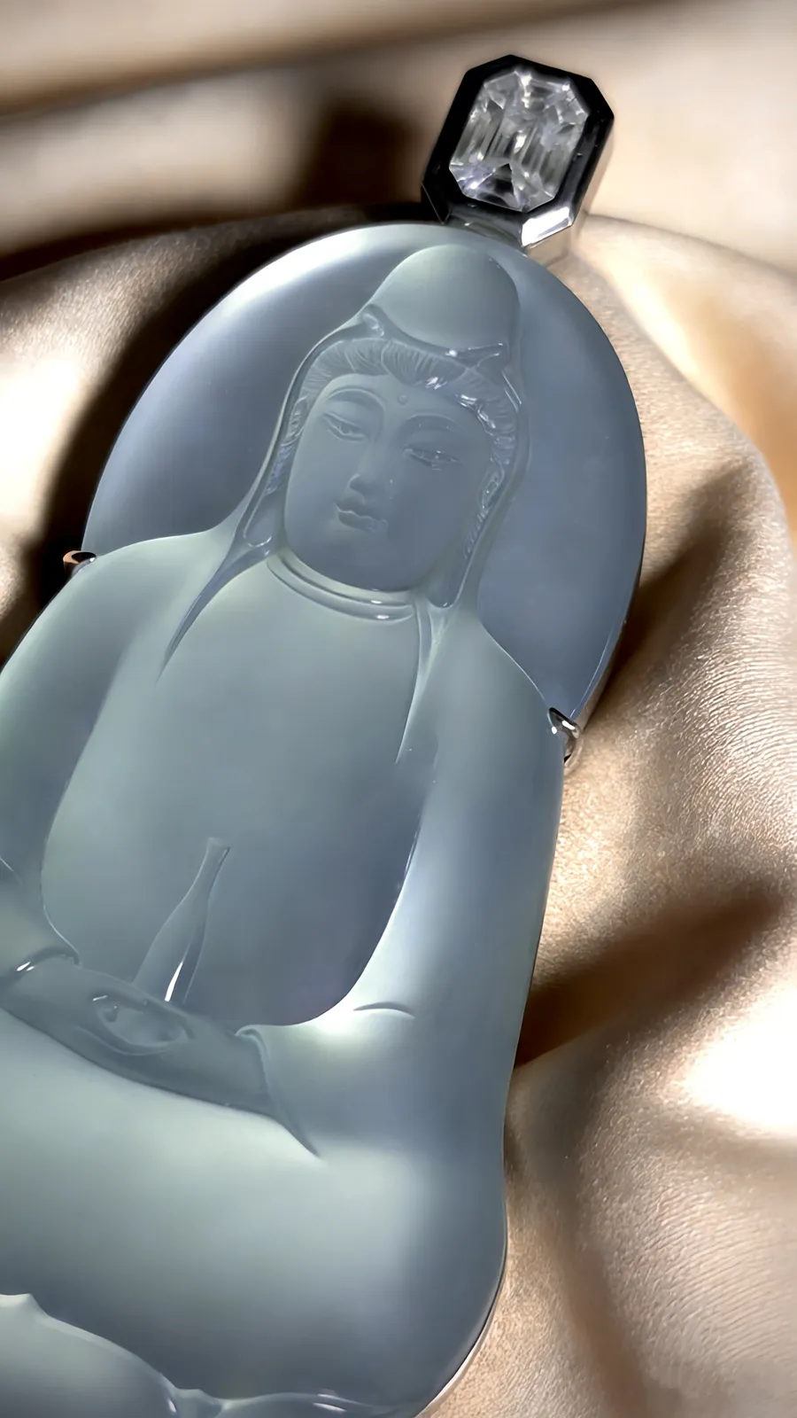 【观自在】，净瓶观音，山海玉雕艺术作品，
裸石75-44-6mm，整体87-44.5-12mm，
18K金，南非钻，