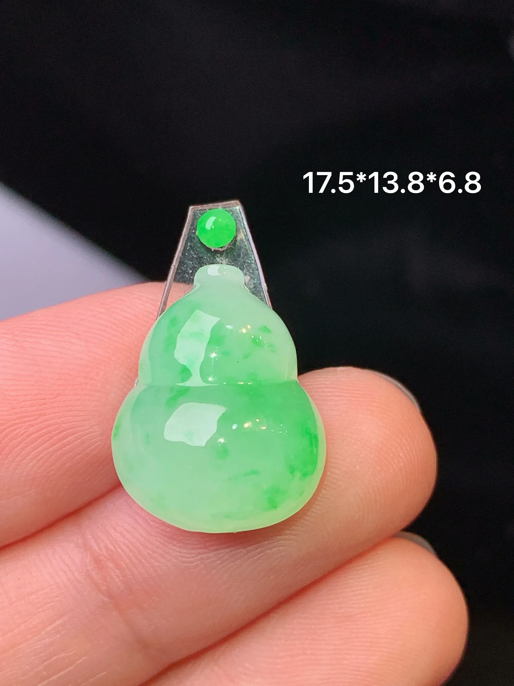 镶嵌款 飘绿葫芦吊坠 玉质细腻 色泽清新艳丽 整体尺寸17.5*13.8*6.8