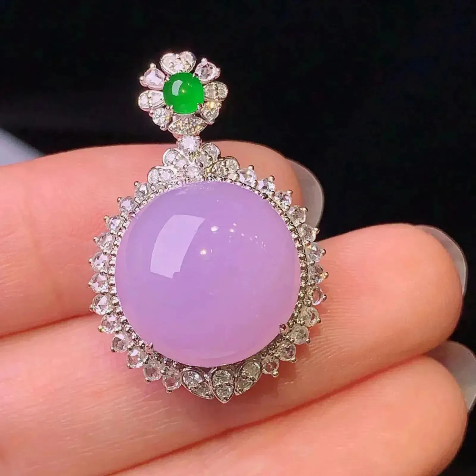 18k金钻镶嵌紫罗兰蛋面吊坠 玉质细腻 色泽清新艳丽 整体尺寸29.3*19.9*13