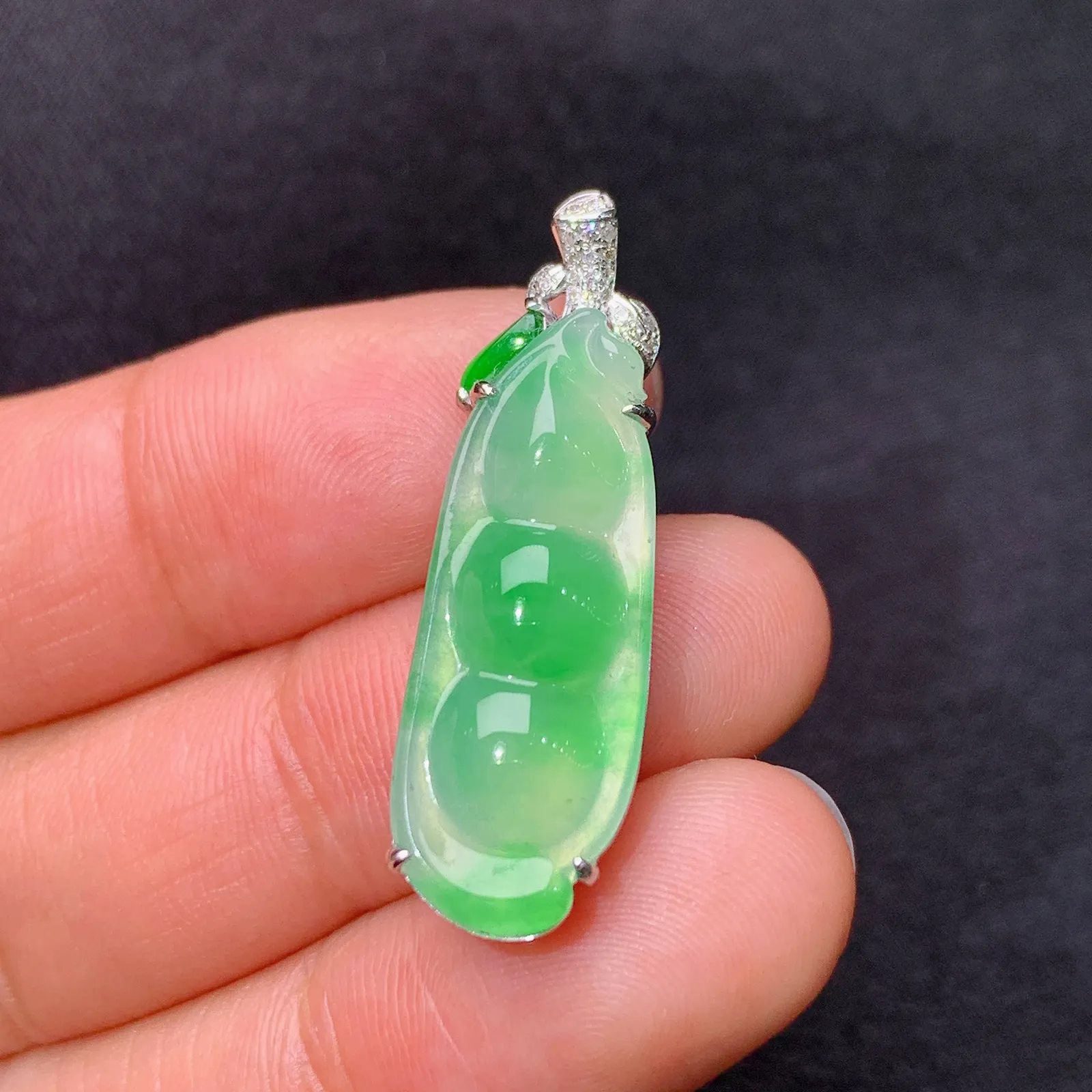 冰飘绿福豆吊坠，18k金镶嵌，冰润色阳，玉质细腻，种水足，Yt 尺寸31.5*9.7*5.3