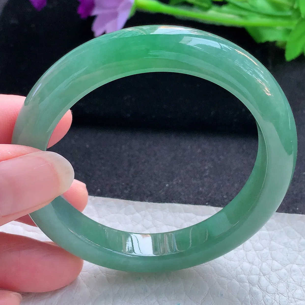 js自然光53.5*10.8*8.3平安镯 天然翡翠A货玉手镯满绿秀气宽边玉手环