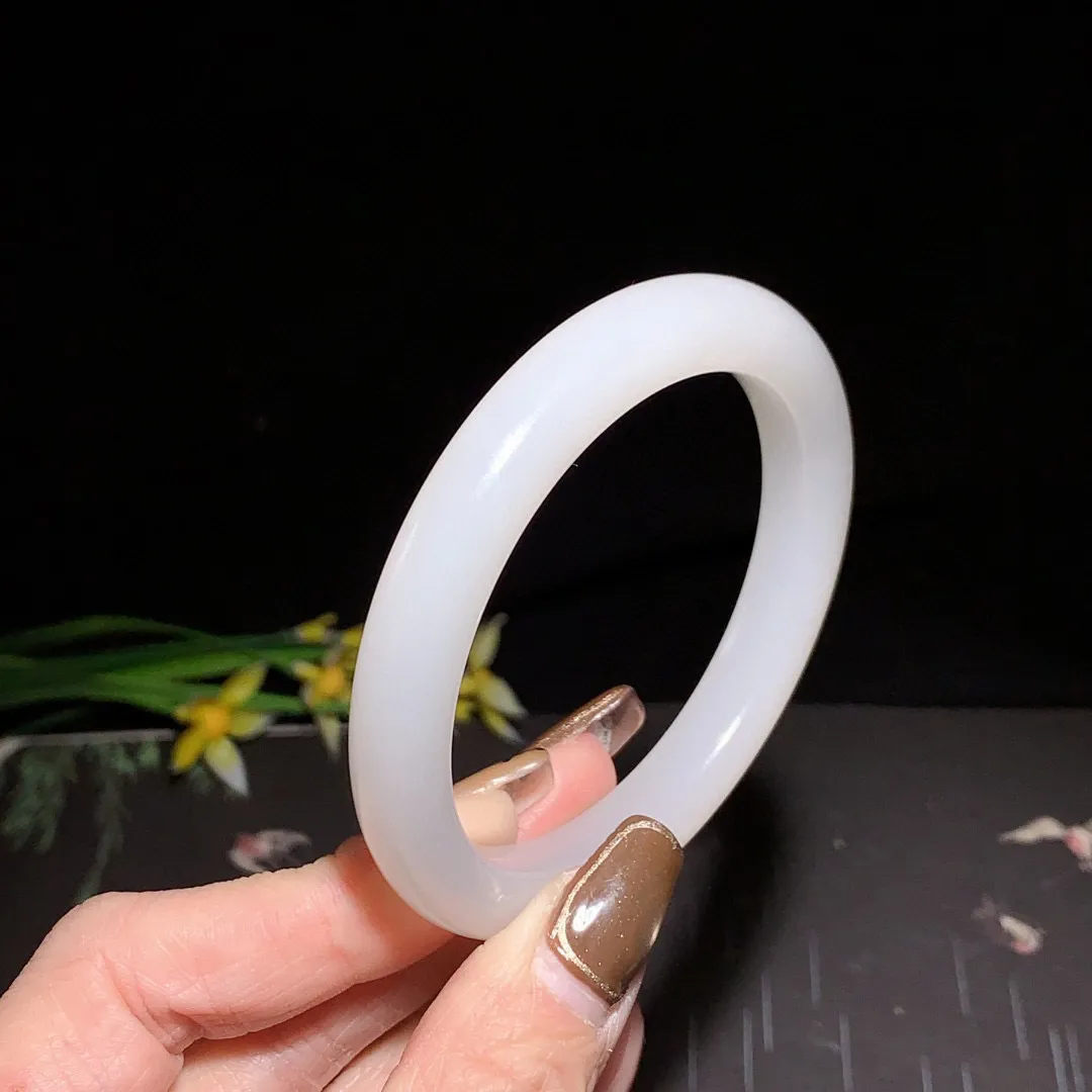 和田玉54.5圈口羊脂白手镯！玉质细腻油润 底色纯净 无裂无杂 脂粉好，品质好！