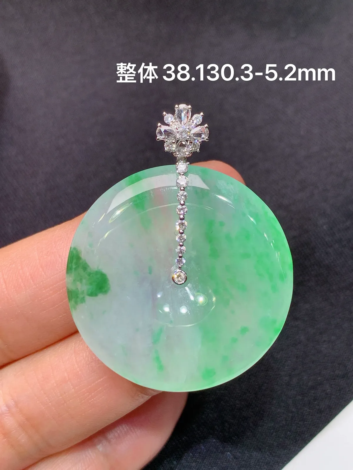 冰飘绿平安扣吊坠，18k金镶嵌，冰润色阳，玉质细腻，种水足，Fc 尺寸38.1*30.3*5.2