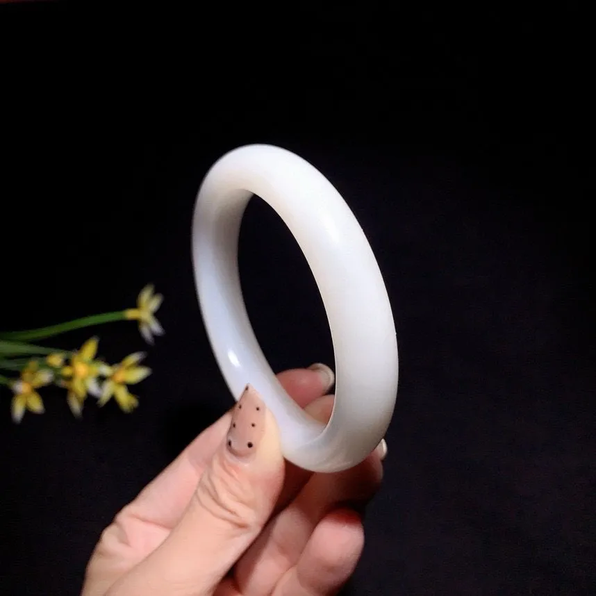 土豪款，和田玉55圈口羊脂白手镯！玉质细腻油润 底色纯净无裂无黑 脂粉好，品质高