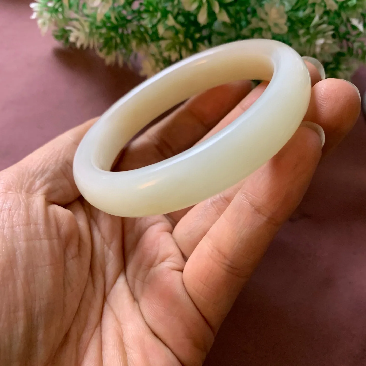 61圈口和田玉且末糖料手镯【挽间柔情】，和田玉61圈口手镯，精品粉糖，镯型古朴典雅。在诗情画意的雨巷相遇，你是我腕间的一抹风情，有你眸有深情.清风荡漾湖间静水，我愿俯身低眉，在烟波涟漪处寻