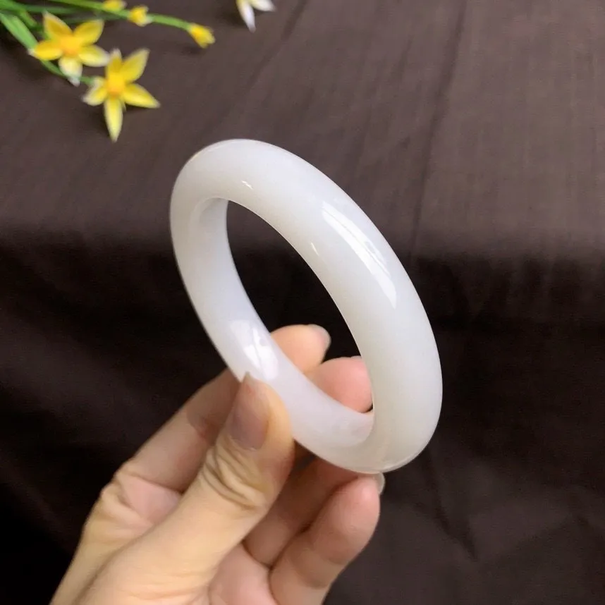 土豪款，和田玉55圈口羊脂白手镯，玉质细腻油润 底色纯净 无裂无杂 脂粉好，品质高！