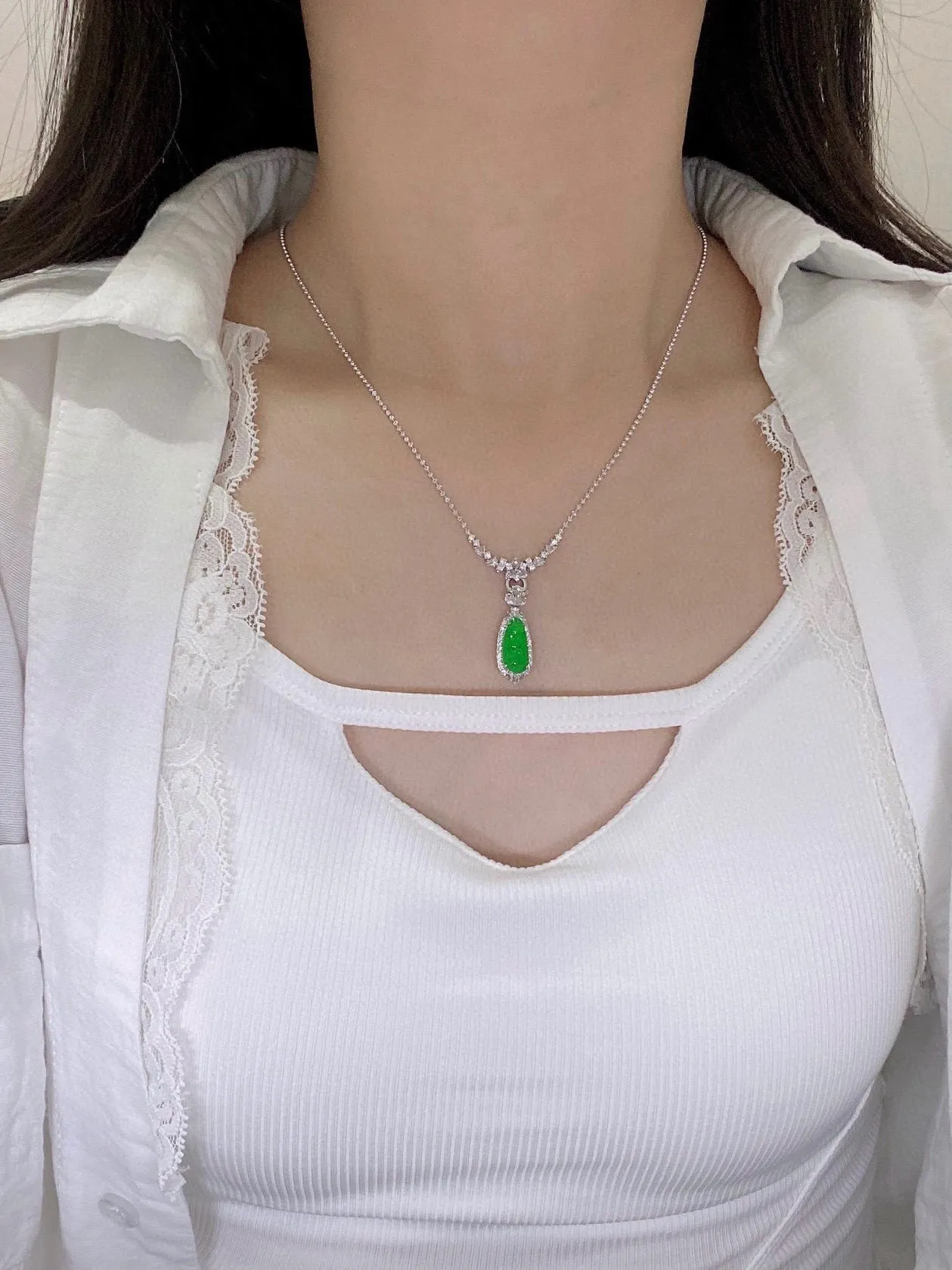 【冰种满绿福豆】质地冰润细腻，种老起光，收藏品质，18K金钻镶嵌，裸石尺寸13.8*6.3*3.1毫米