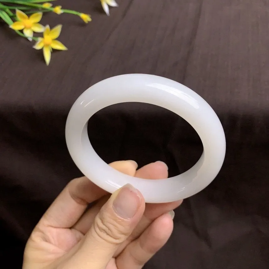 土豪款，和田玉55圈口羊脂白手镯，玉质细腻油润 底色纯净 无裂无杂 脂粉好，品质高！