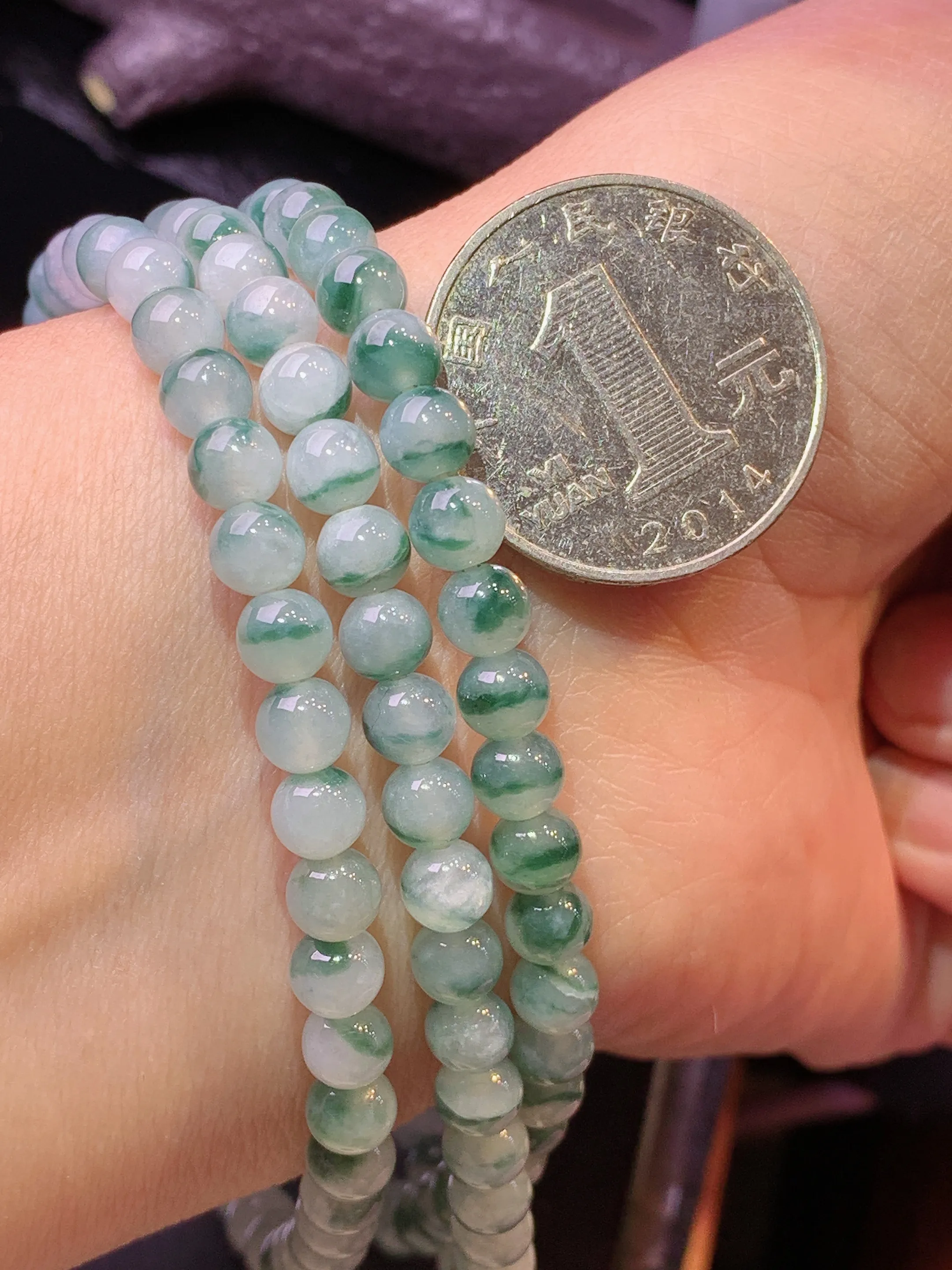 飘花圆珠项链 玉质细腻 色泽清新艳丽 整体尺寸5.5