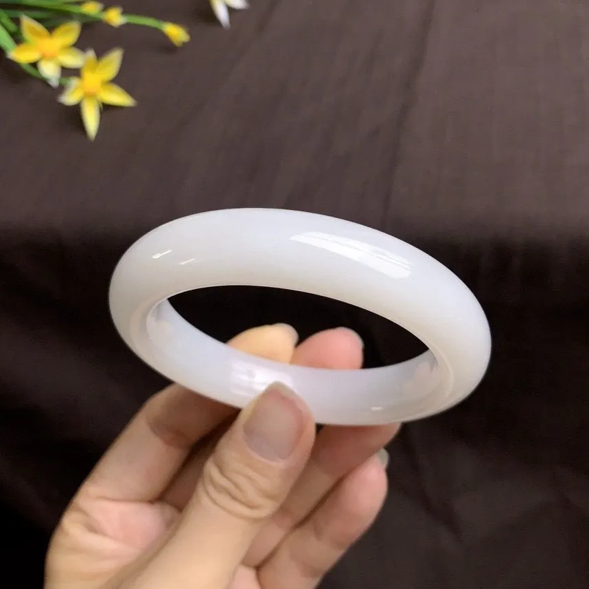 土豪款，和田玉55圈口羊脂白手镯，玉质细腻油润 底色纯净 无裂无杂 脂粉好，品质高！