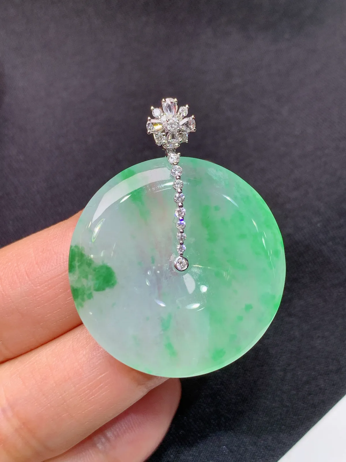 冰飘绿平安扣吊坠，18k金镶嵌，冰润色阳，玉质细腻，种水足，Fc 尺寸38.1*30.3*5.2