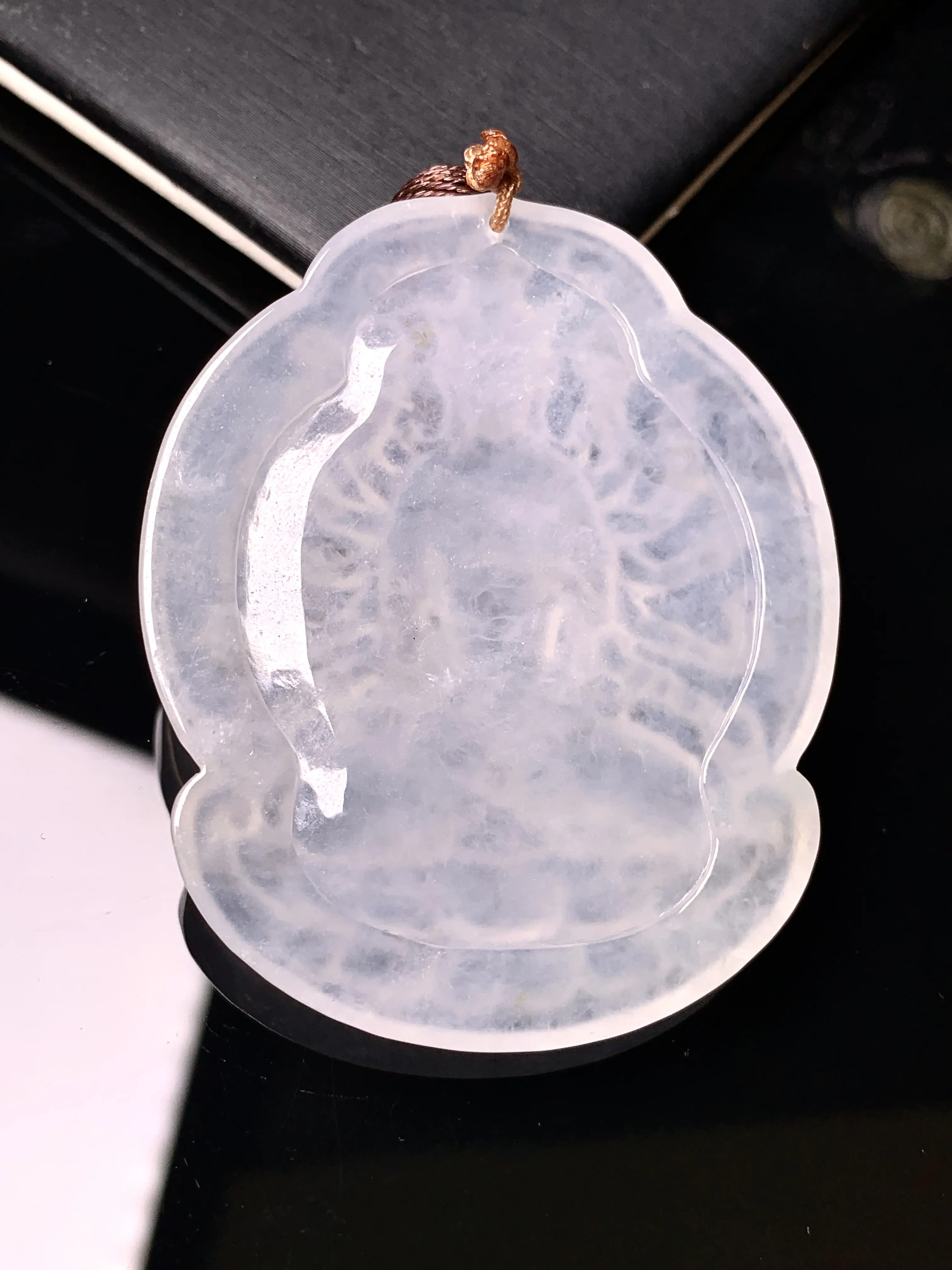 冰种千手观音菩萨吊坠 玉质细腻 色泽清新艳丽 整体尺寸48.7*40.5*5.6