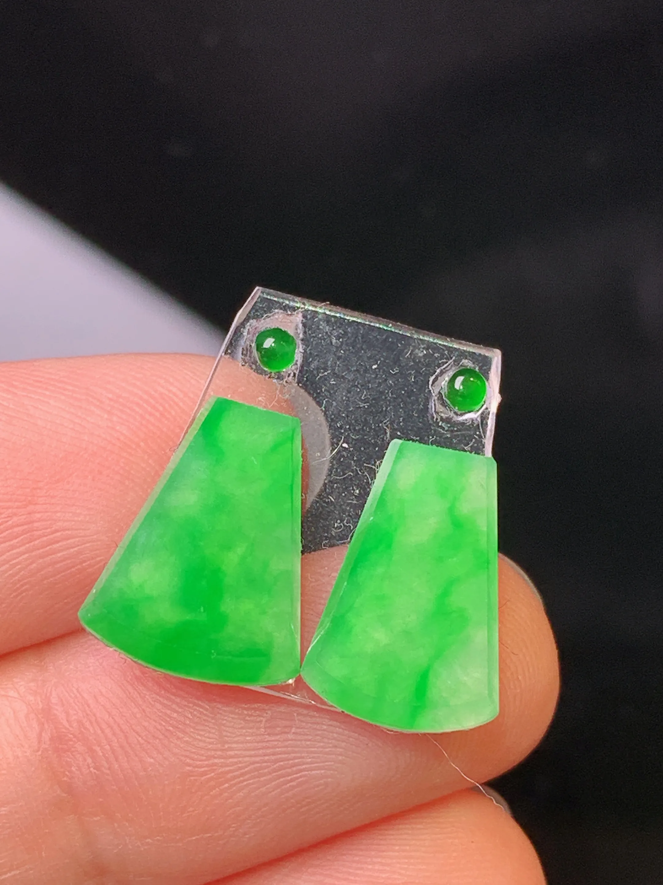 镶嵌款 翠绿无事牌一对 玉质细腻 色泽清新艳丽 整体尺寸13.3*10.2*2