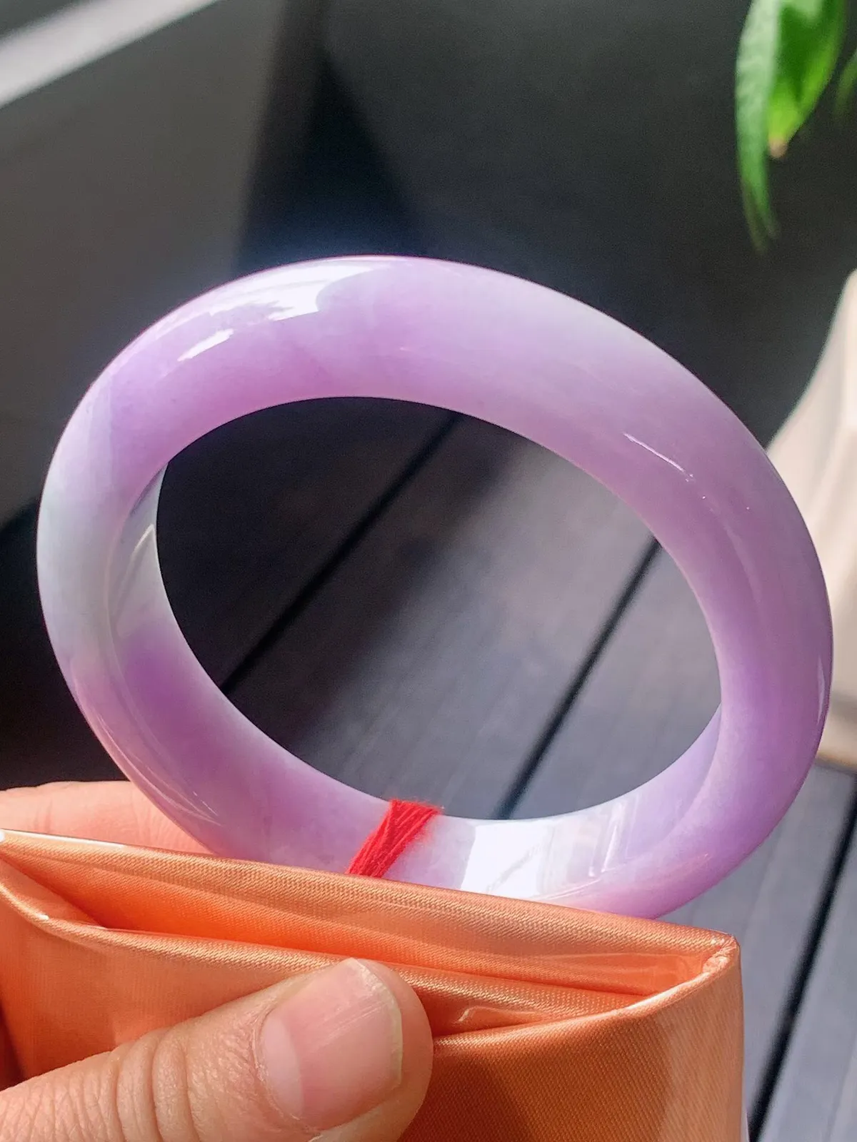 【翡翠名称】老种紫罗兰55.8正圈口翡翠手镯
【翡翠尺寸】55.8/13.3/9mm适合54.8-57正圈口佩戴
【翡翠描述】宝贝种老水足，玉质细腻，色泽靓丽，性价比高，佩戴效果好！
【其它赠送】权威证书/精美挂绳盒子/支持全国复检