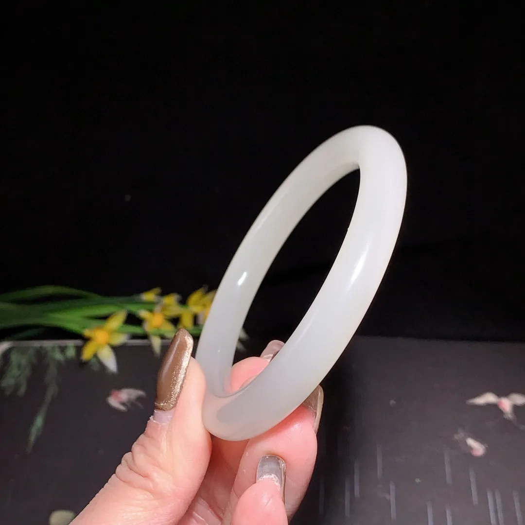 冰白色，和田玉58圈口白玉圆条手镯！玉质细腻油润 底色纯净 无裂无杂 脂粉好，品质好！