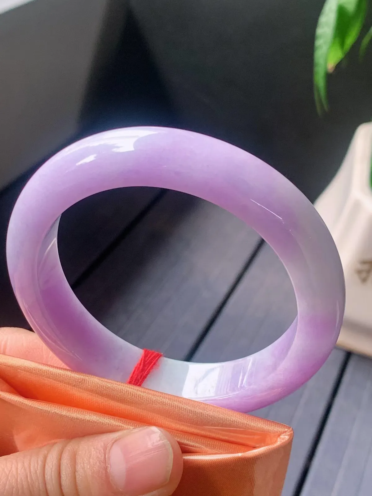 【翡翠名称】老种紫罗兰55.8正圈口翡翠手镯
【翡翠尺寸】55.8/13.3/9mm适合54.8-5