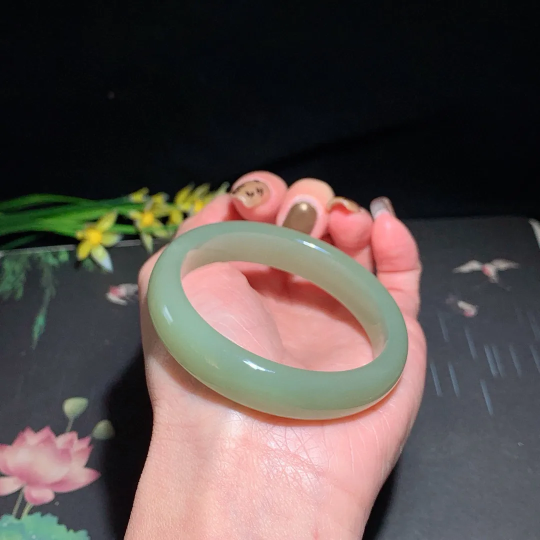 和田玉53圈口清水色手镯！晴水色！玉质细腻油润 底色纯净 无裂无黑 脂粉好，品质好！