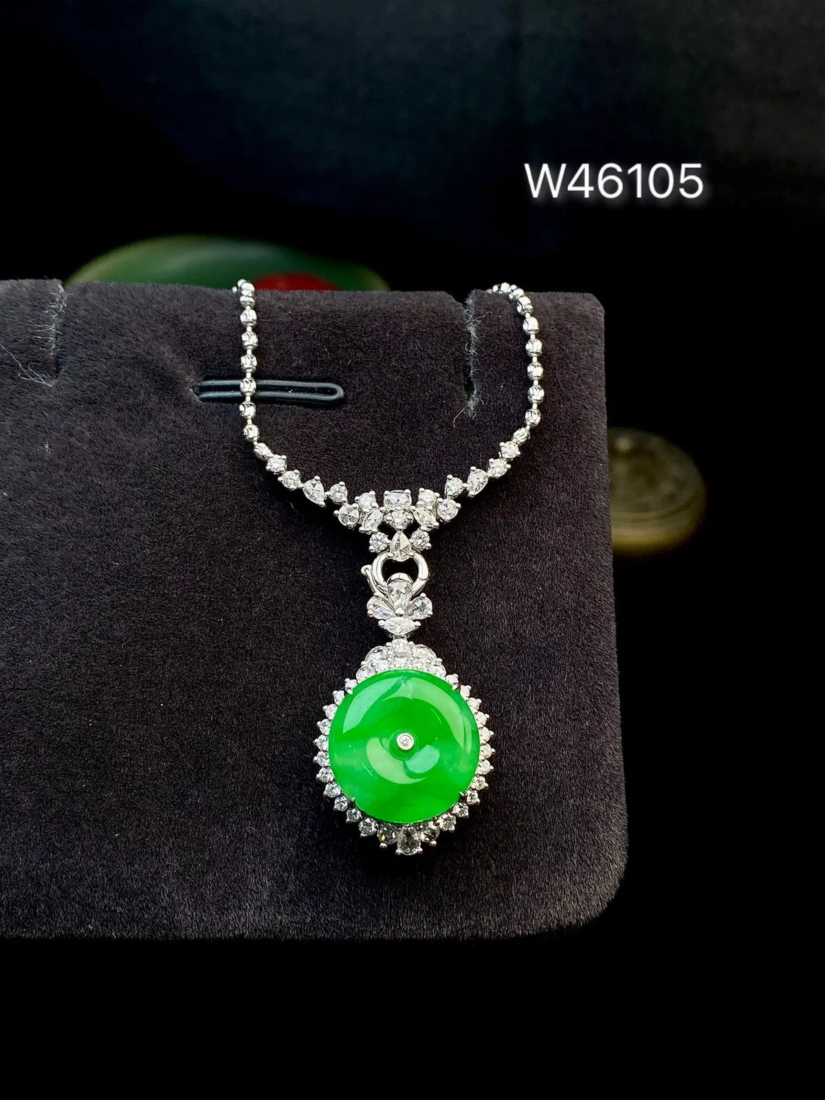 【冰种满绿平安扣】质地非常细腻，冰润十足，种老冰透，18k金钻镶嵌，裸石尺寸13*2.6毫米，收藏品