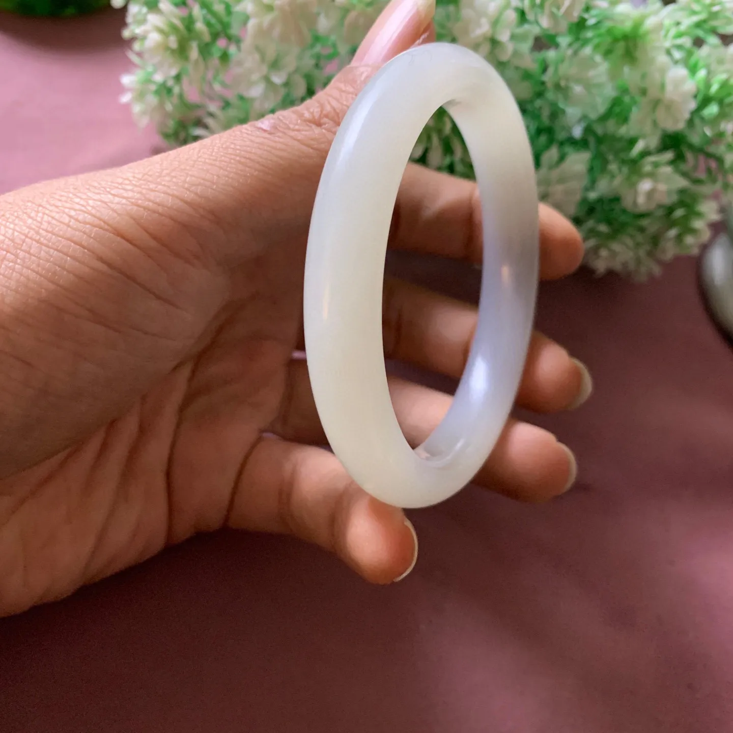 60圈口和田玉冰紫色手镯【挽间柔情】，和田玉60圈口白加紫色手镯，镯型古朴典雅。在诗情画意的雨巷相遇，你是我腕间的一抹风情，有你眸有深情.清风荡漾湖间静水，我愿俯身低眉，在烟波涟漪处寻，