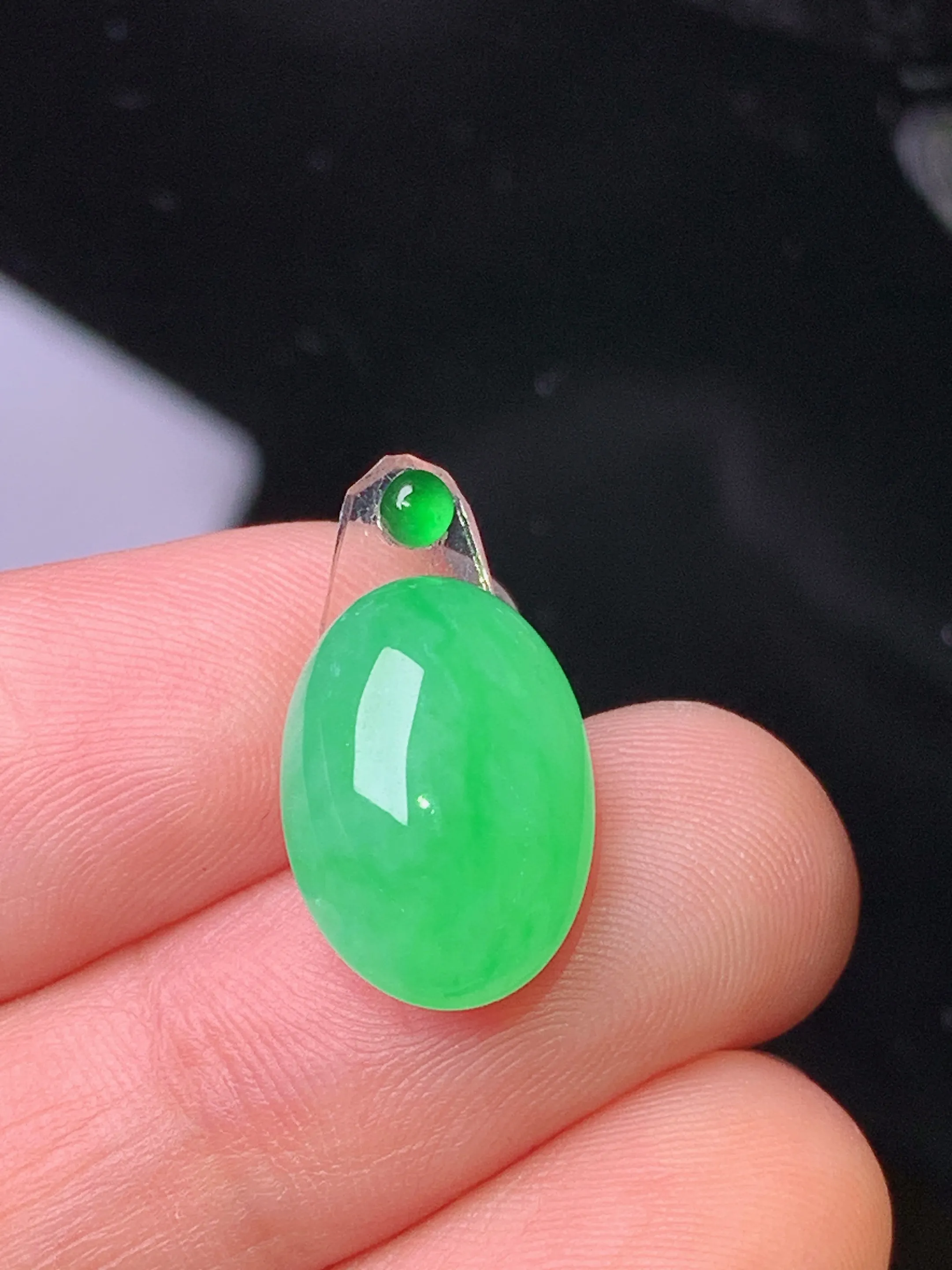 镶嵌款 翠绿蛋面 玉质细腻 色泽清新艳丽 整体尺寸14.5*10.3*7