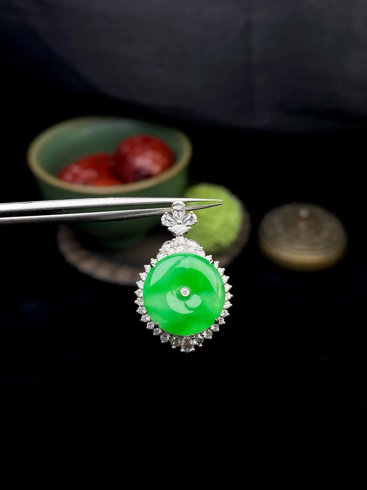 【冰种满绿平安扣】质地非常细腻，冰润十足，种老冰透，18k金钻镶嵌，裸石尺寸13*2.6毫米，收藏品质