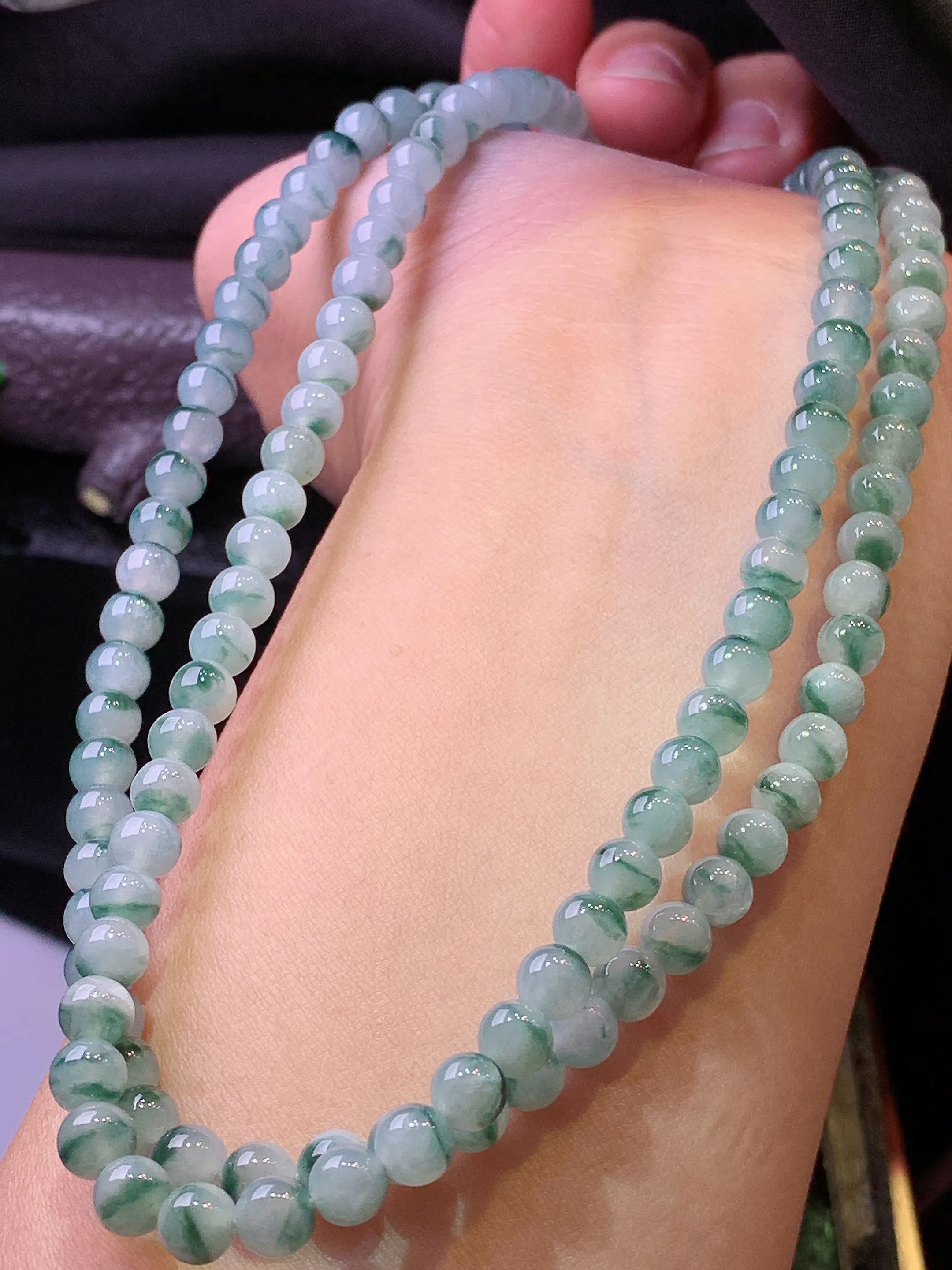 飘花圆珠项链 玉质细腻 色泽清新艳丽 整体尺寸5.5