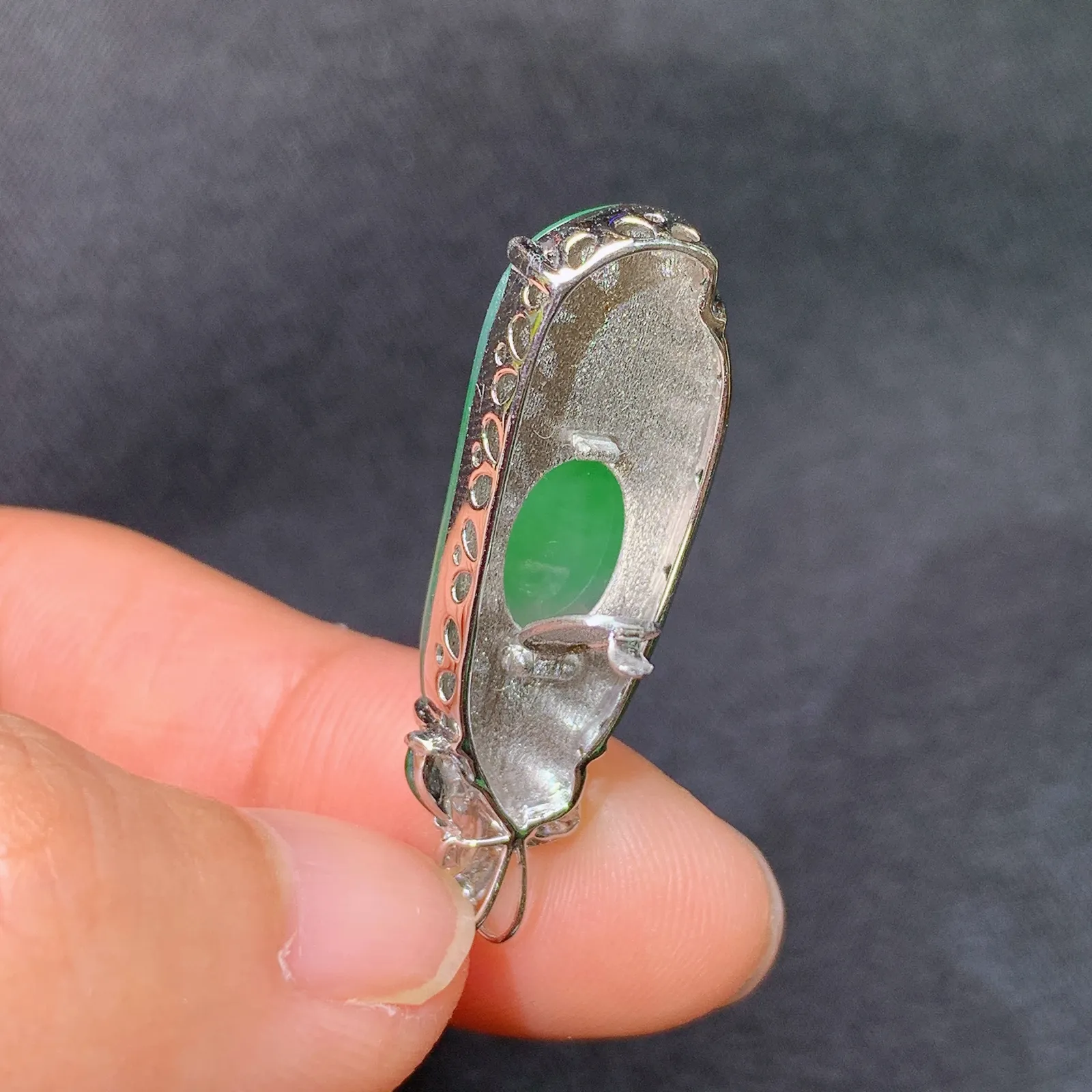 冰飘绿福豆吊坠，18k金镶嵌，冰润色阳，玉质细腻，种水足，Yt 尺寸31.5*9.7*5.3