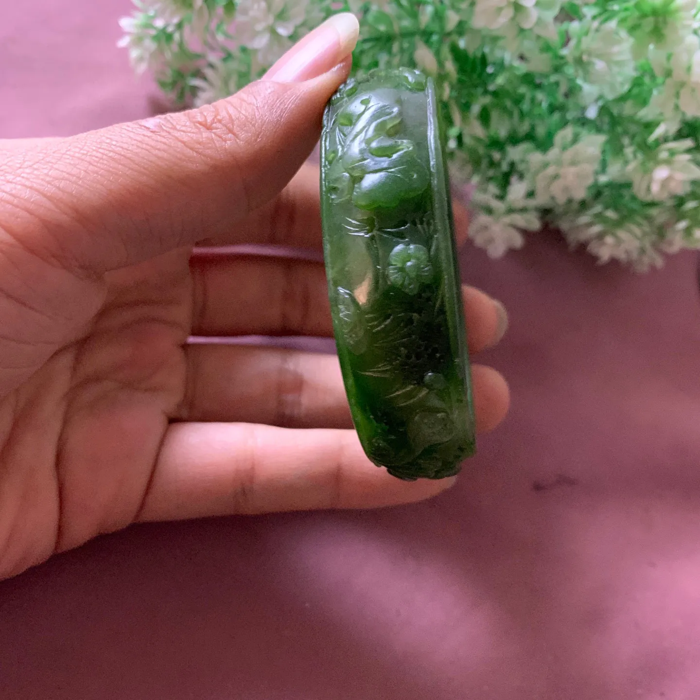 57圈口和田玉碧玉菠菜绿雕花手镯，和田玉57圈口碧玉手镯，镯型古朴典雅。在诗情画意的雨巷相遇，你是我腕间的一抹风情，有你眸有深情.清风荡漾湖间静水，我愿俯身低眉，在烟波涟漪处寻