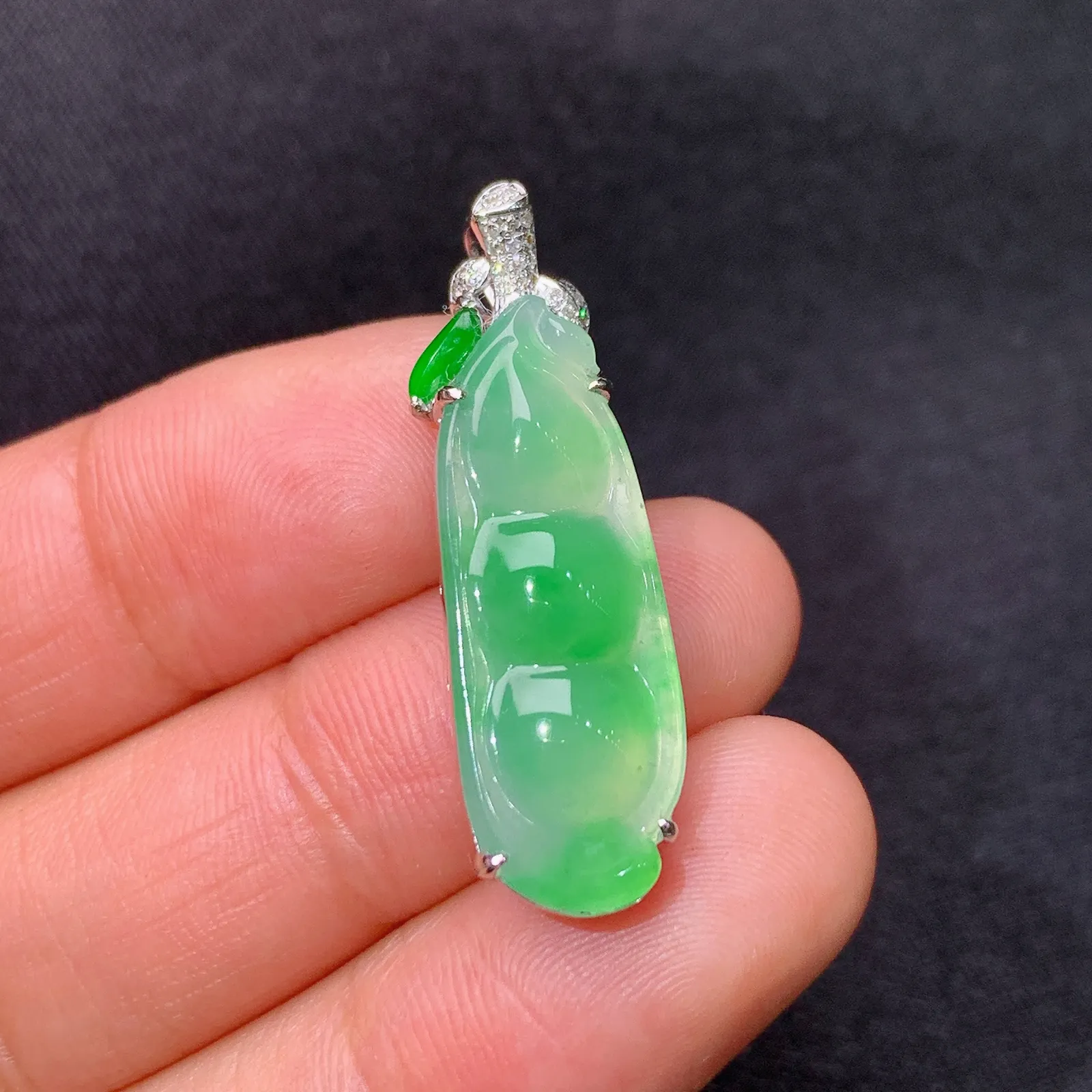 冰飘绿福豆吊坠，18k金镶嵌，冰润色阳，玉质细腻，种水足，Yt 尺寸31.5*9.7*5.3