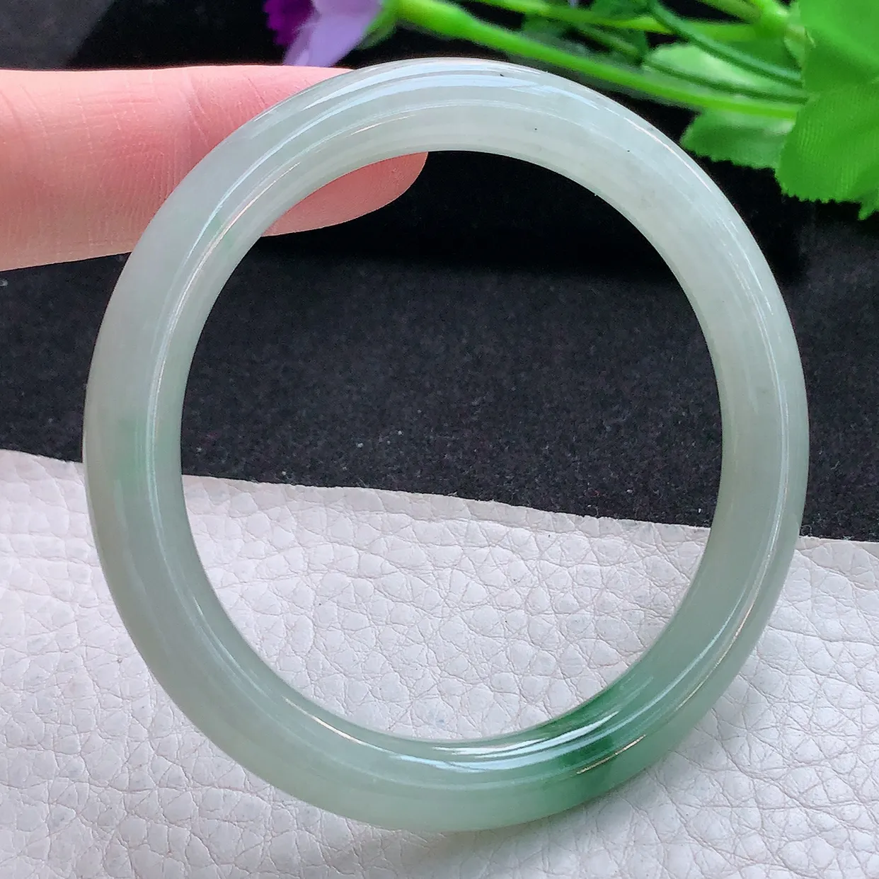 ll自然光55*8.3美人镯 天然翡翠A货玉手镯飘花清秀圆条玉手环 叮当镯