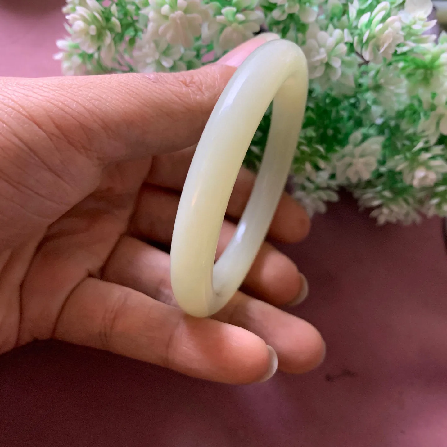 56.5圈口和田玉黄口料手镯【挽间柔情】，和田玉56.5圈口黄口料手镯，镯型古朴典雅。在诗情画意的雨巷相遇，你是我腕间的一抹风情，有你眸有深情.清风荡漾湖间静水，我愿俯身低眉，在烟波涟漪处寻