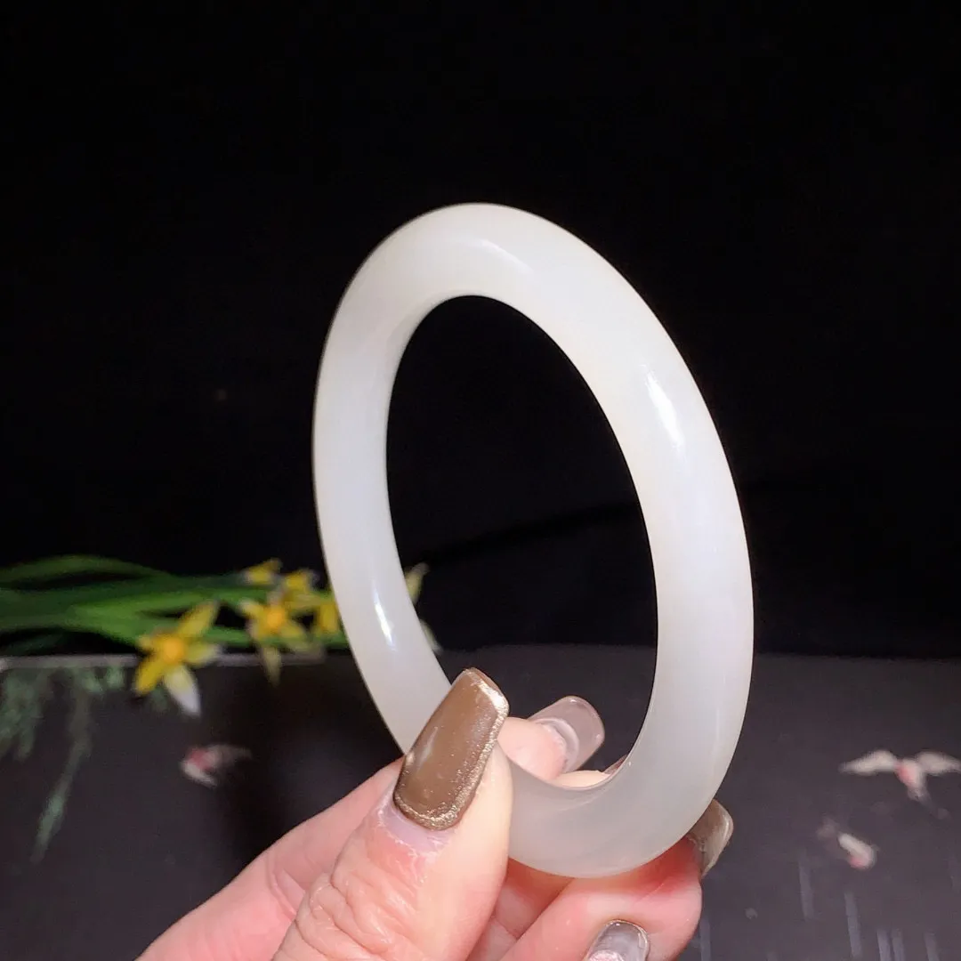 冰白色，和田玉58圈口白玉圆条手镯！玉质细腻油润 底色纯净 无裂无杂 脂粉好，品质好！