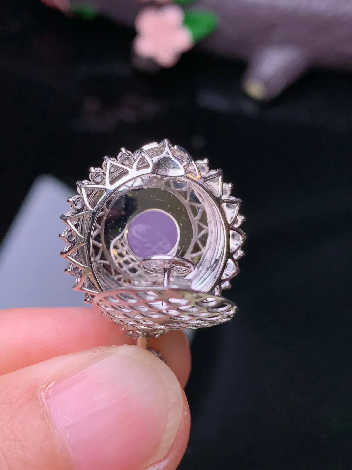 18k金钻镶嵌紫罗兰蛋面吊坠 玉质细腻 色泽清新艳丽 整体尺寸29.3*19.9*13