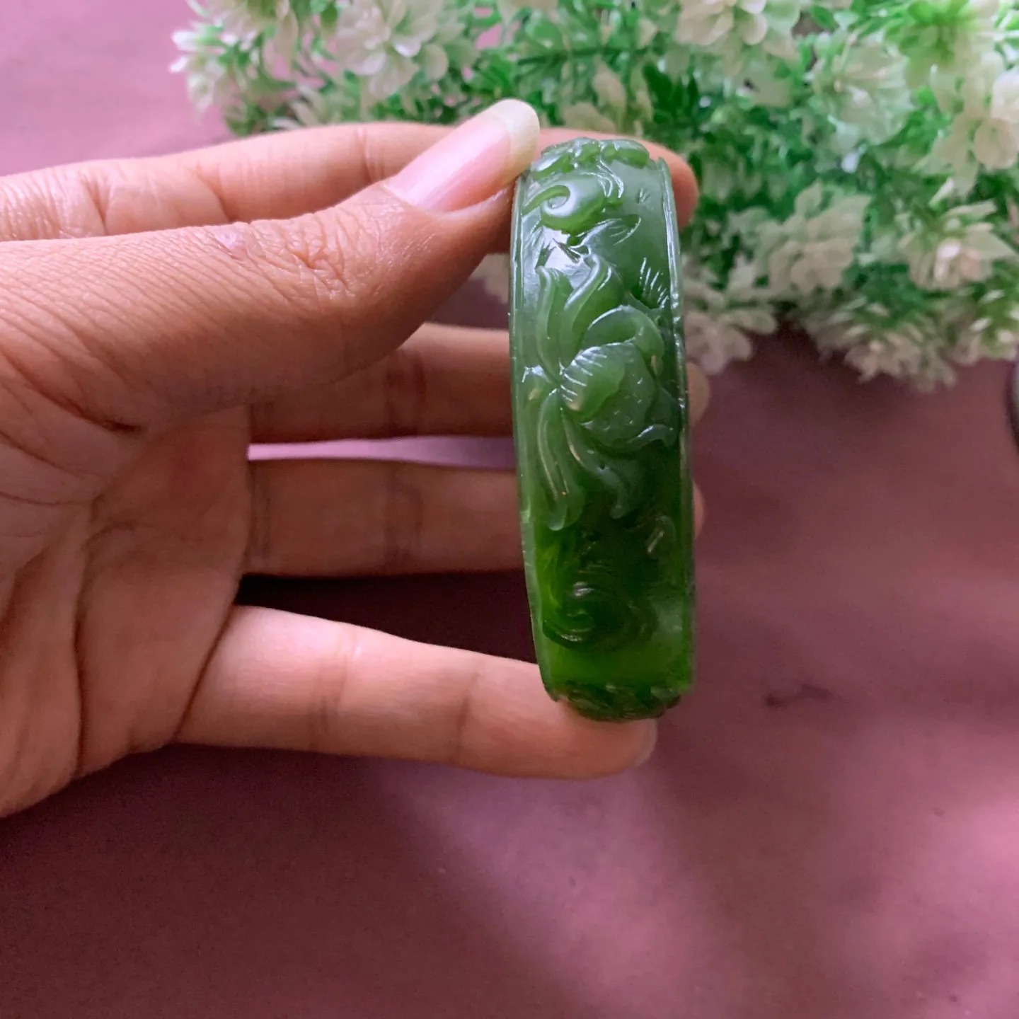 57圈口和田玉碧玉菠菜绿雕花手镯，和田玉57圈口碧玉手镯，镯型古朴典雅。在诗情画意的雨巷相遇，你是我腕间的一抹风情，有你眸有深情.清风荡漾湖间静水，我愿俯身低眉，在烟波涟漪处寻