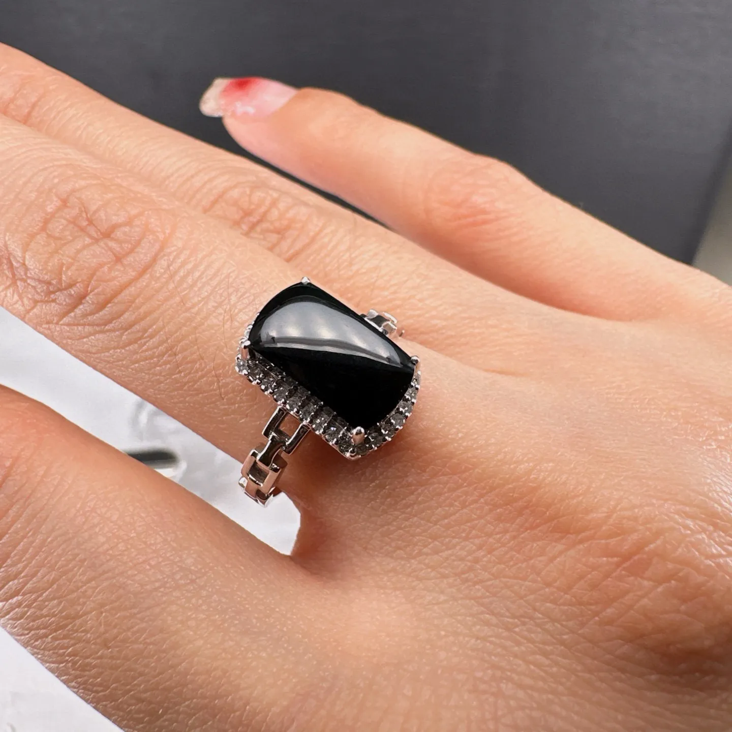 精品18k马鞍墨翠女戒 种好色正 黑度极好 打灯通透 油性十足 尺寸11.5