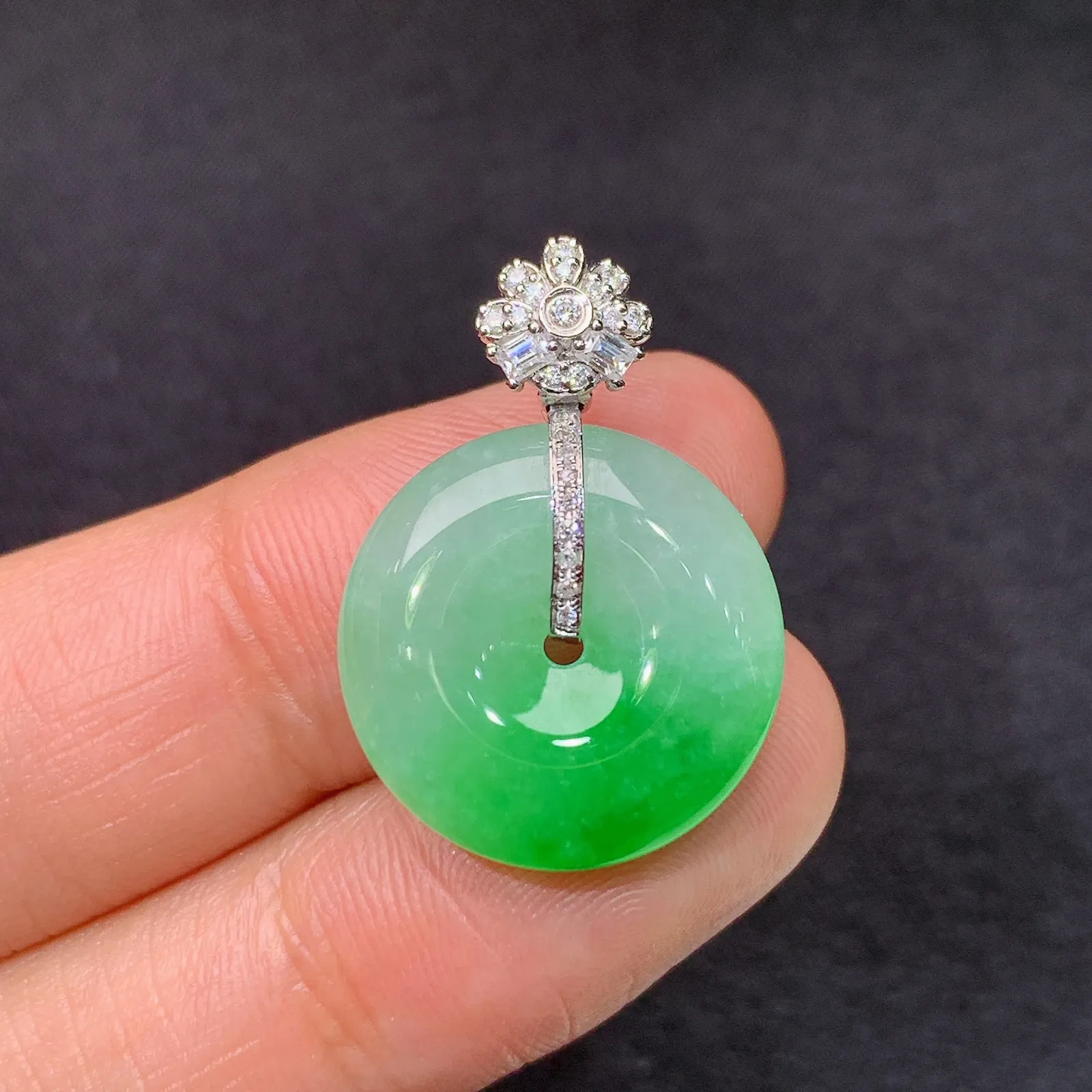 冰飘绿平安扣吊坠，18k金镶嵌，冰润色阳，玉质细腻，种水足，Ml 尺寸24.3*17.2*5