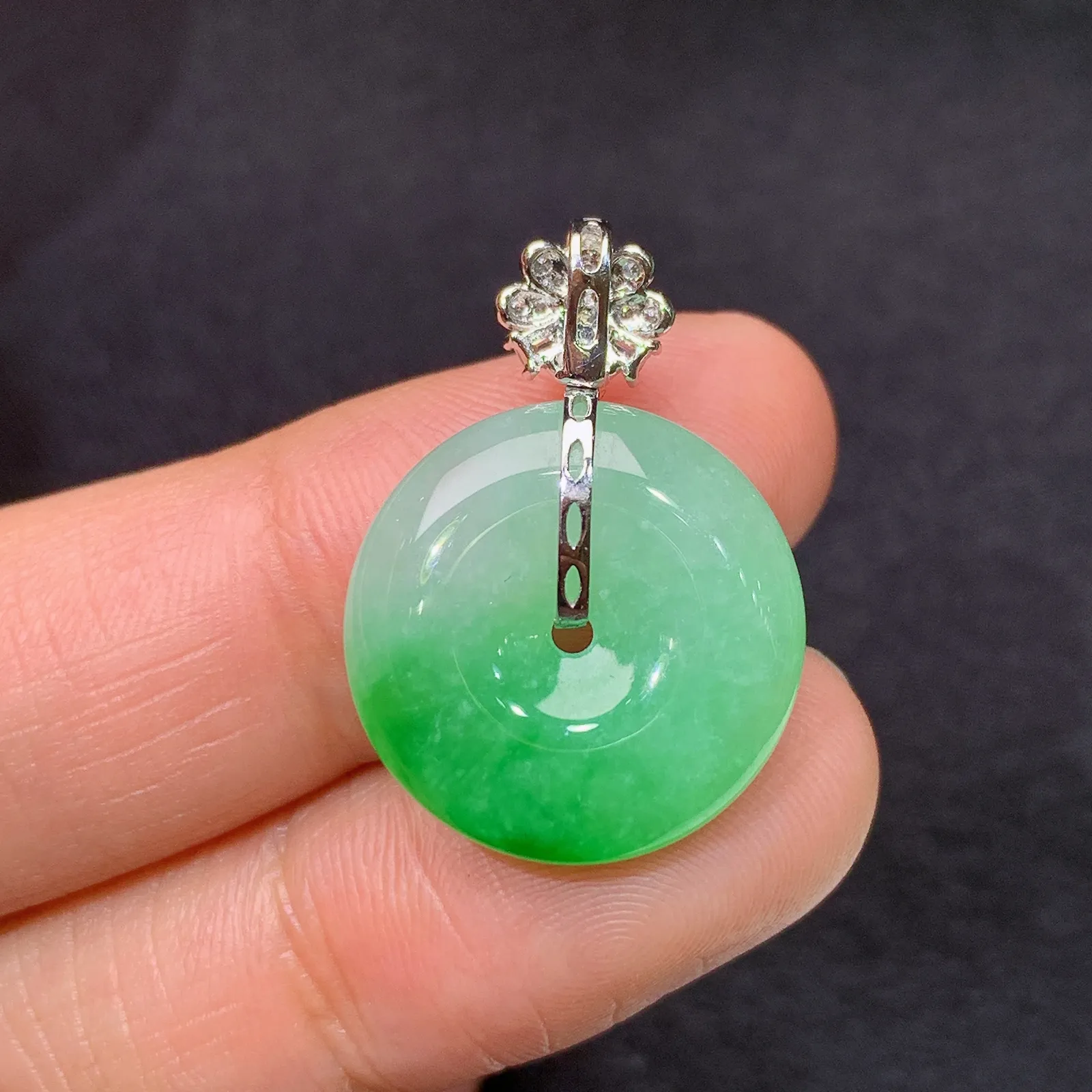 冰飘绿平安扣吊坠，18k金镶嵌，冰润色阳，玉质细腻，种水足，Ml 尺寸24.3*17.2*5
