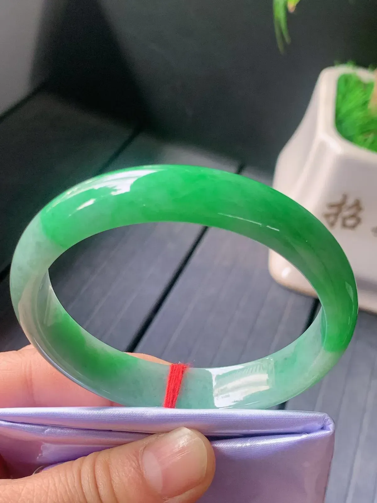 【翡翠名称】老种冰飘阳绿58.4正圈口手镯
【翡翠尺寸】58.4/12.4/6.9mm适合57.5-