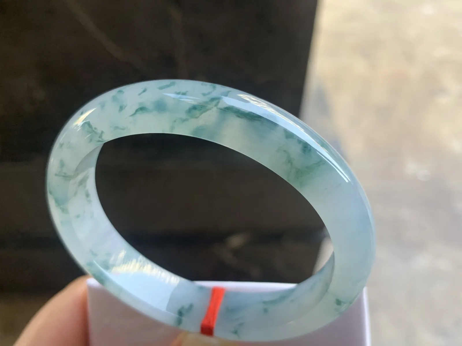 57-12.7-7.7mm
冰种飘花贵妃手镯 水润光泽 碎花点缀