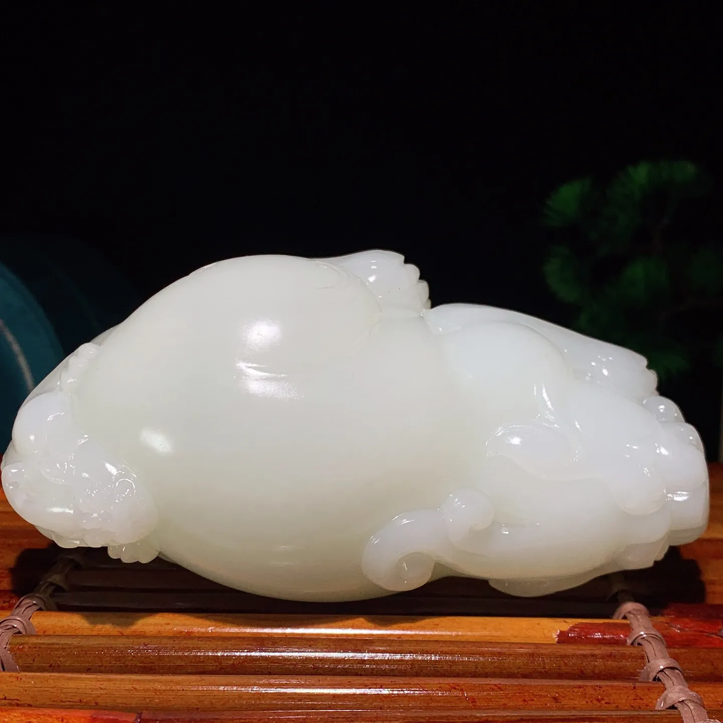 新疆和田玉羊脂白招财进宝携子上朝貔貅摆件。尺寸116/58/59重549.5克 无裂无杂 玉质细腻油润 底色纯净 脂粉好，品质好。lt250103