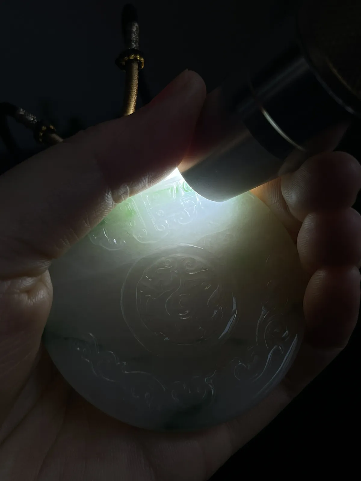 翡翠糯化种飘绿吊坠，配珠未测