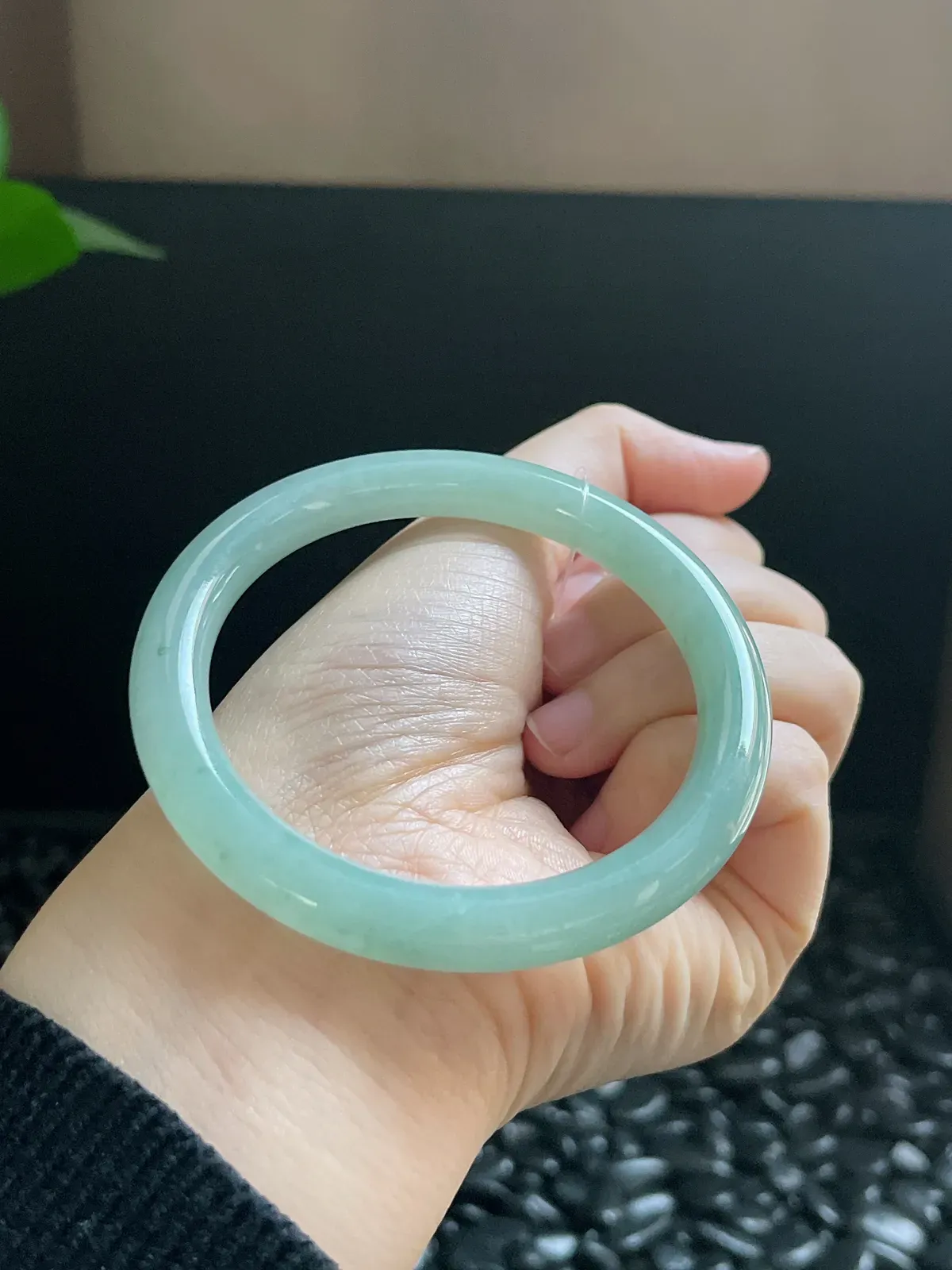 圆镯56.5圈口，翡翠冰糯种绿色手镯